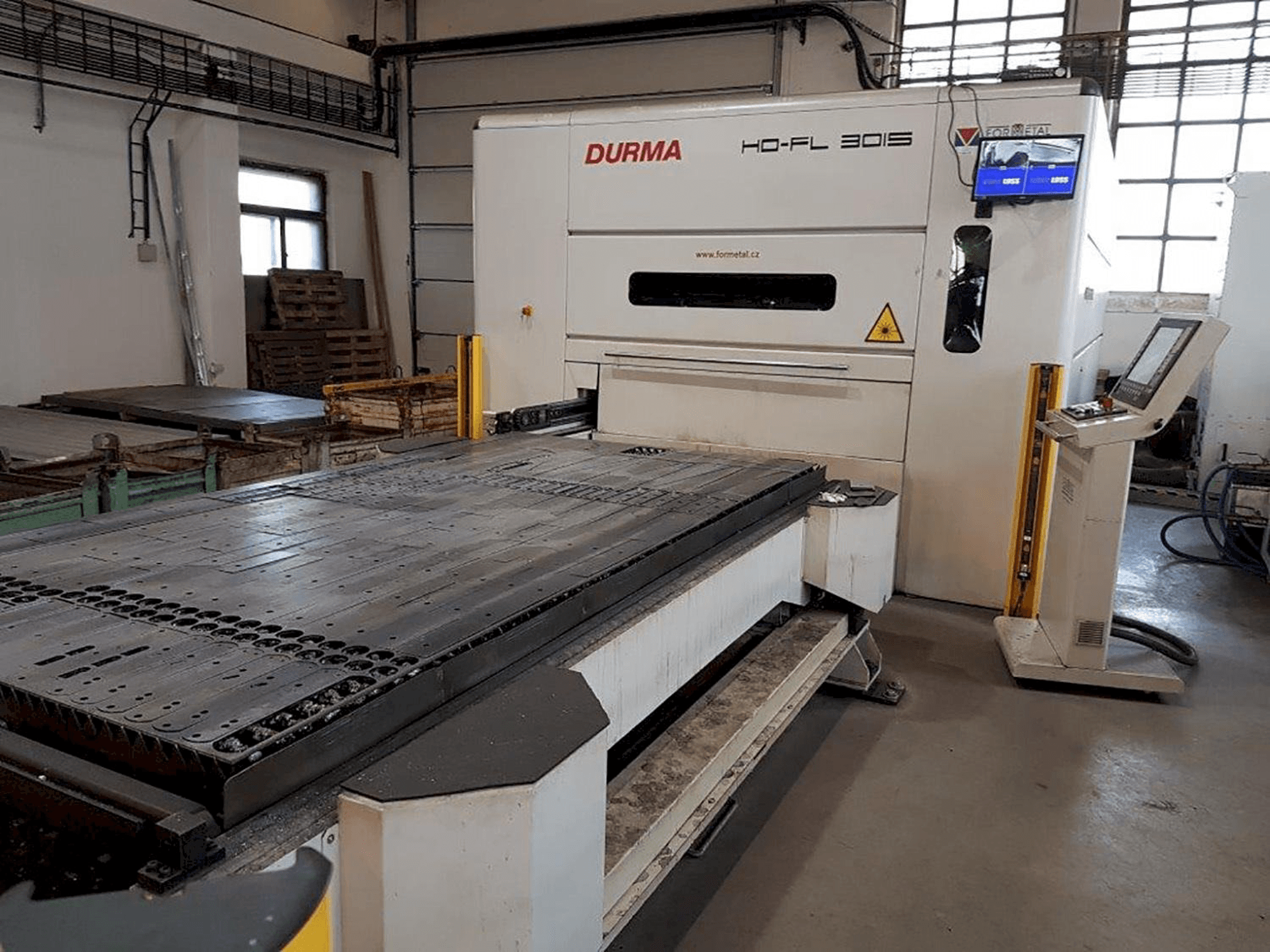 A Durma HD-FL 3015 L gép elölnézete