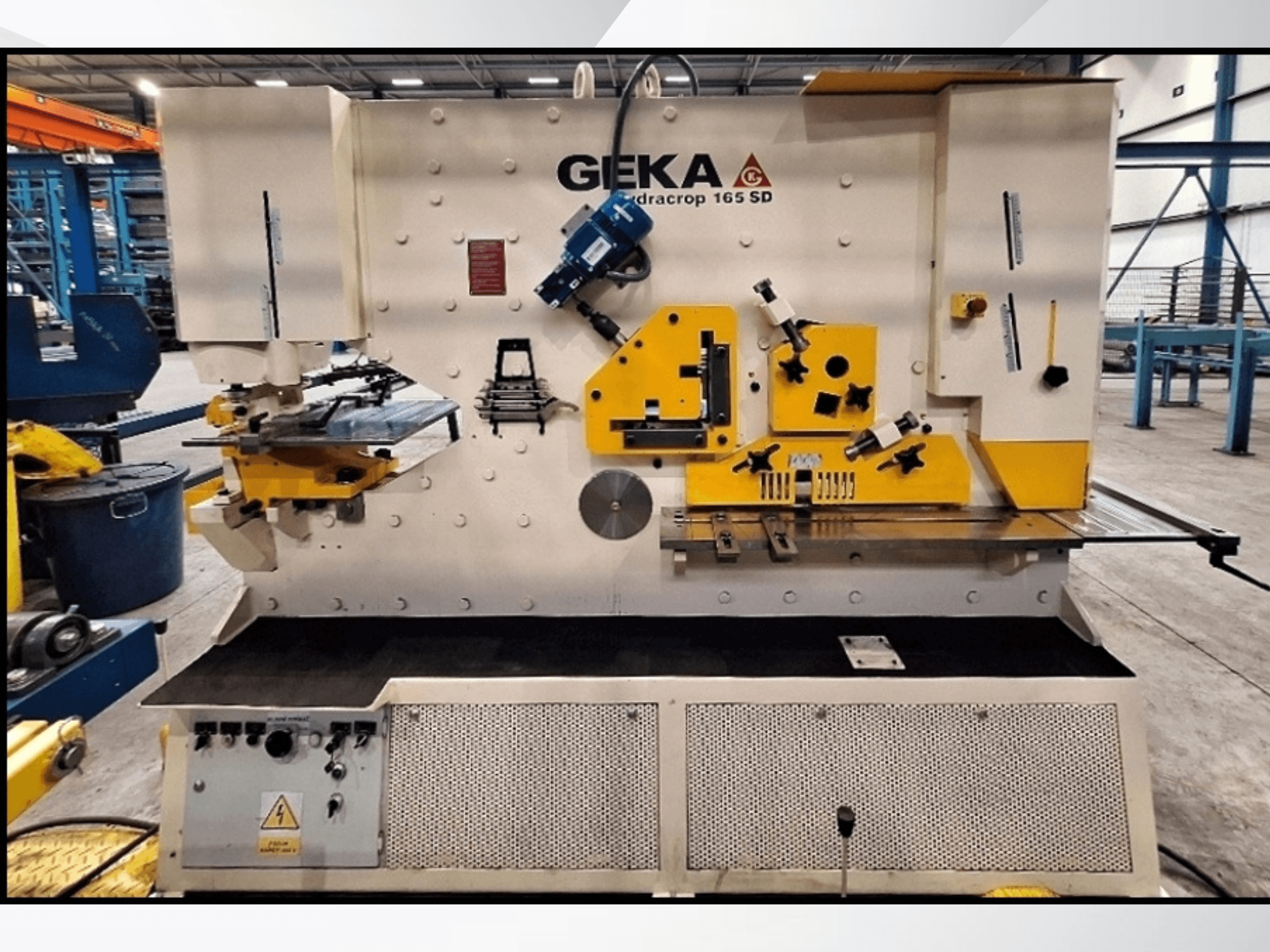 A GEKA HYDRACROP 165/300 SD CNC-vágógép elölnézetben, a kezelőszervek és a vágási funkciók bemutatásával.