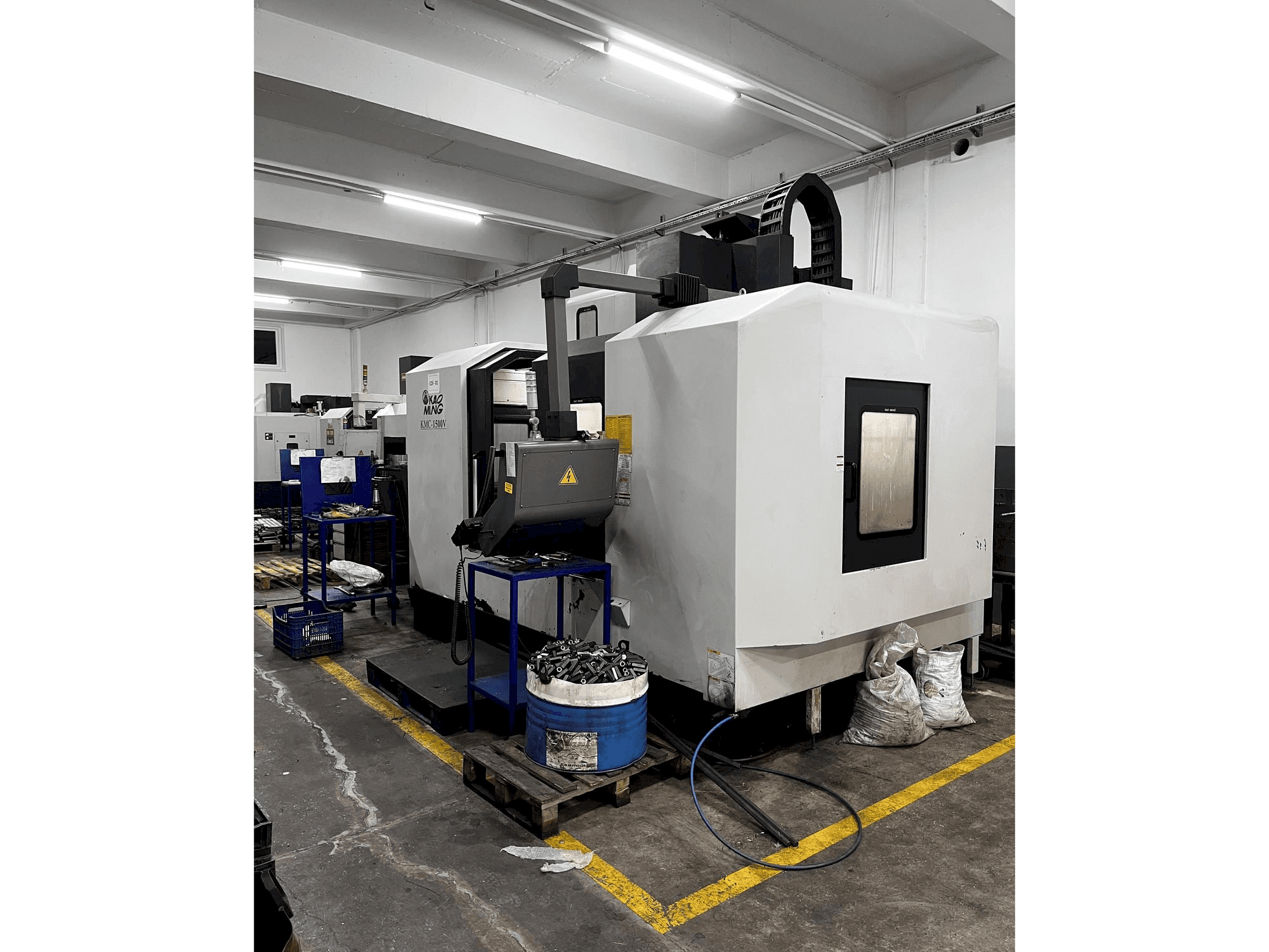 A KAOMING KMC 1500V gép elölnézete