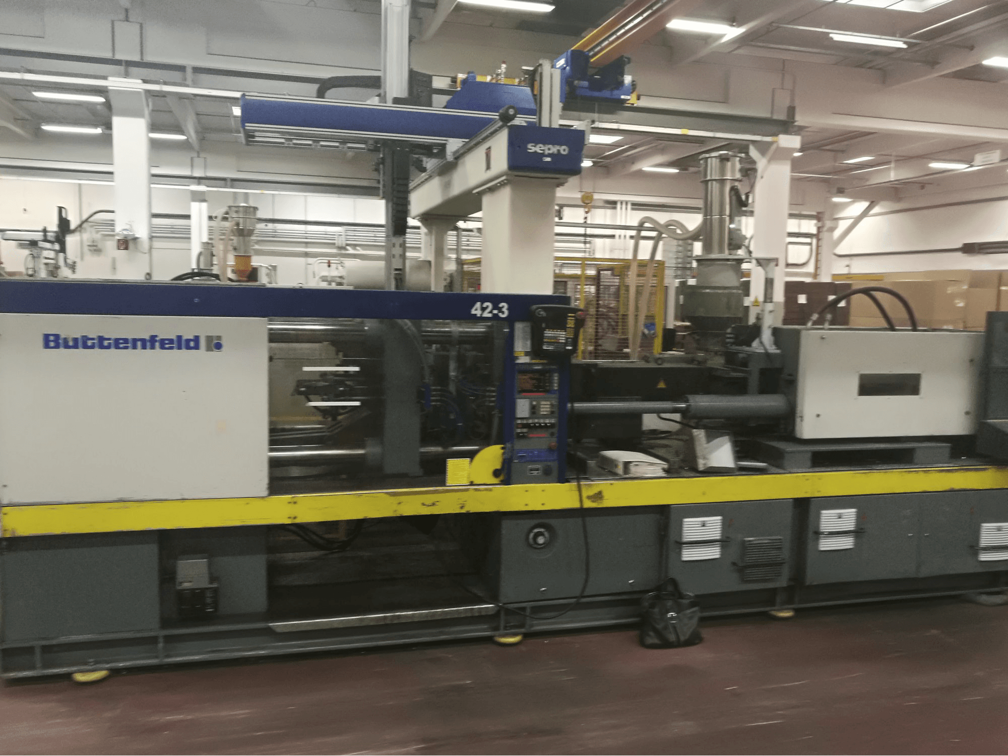 A Battenfeld BKT 2500/1250 gép elölnézete