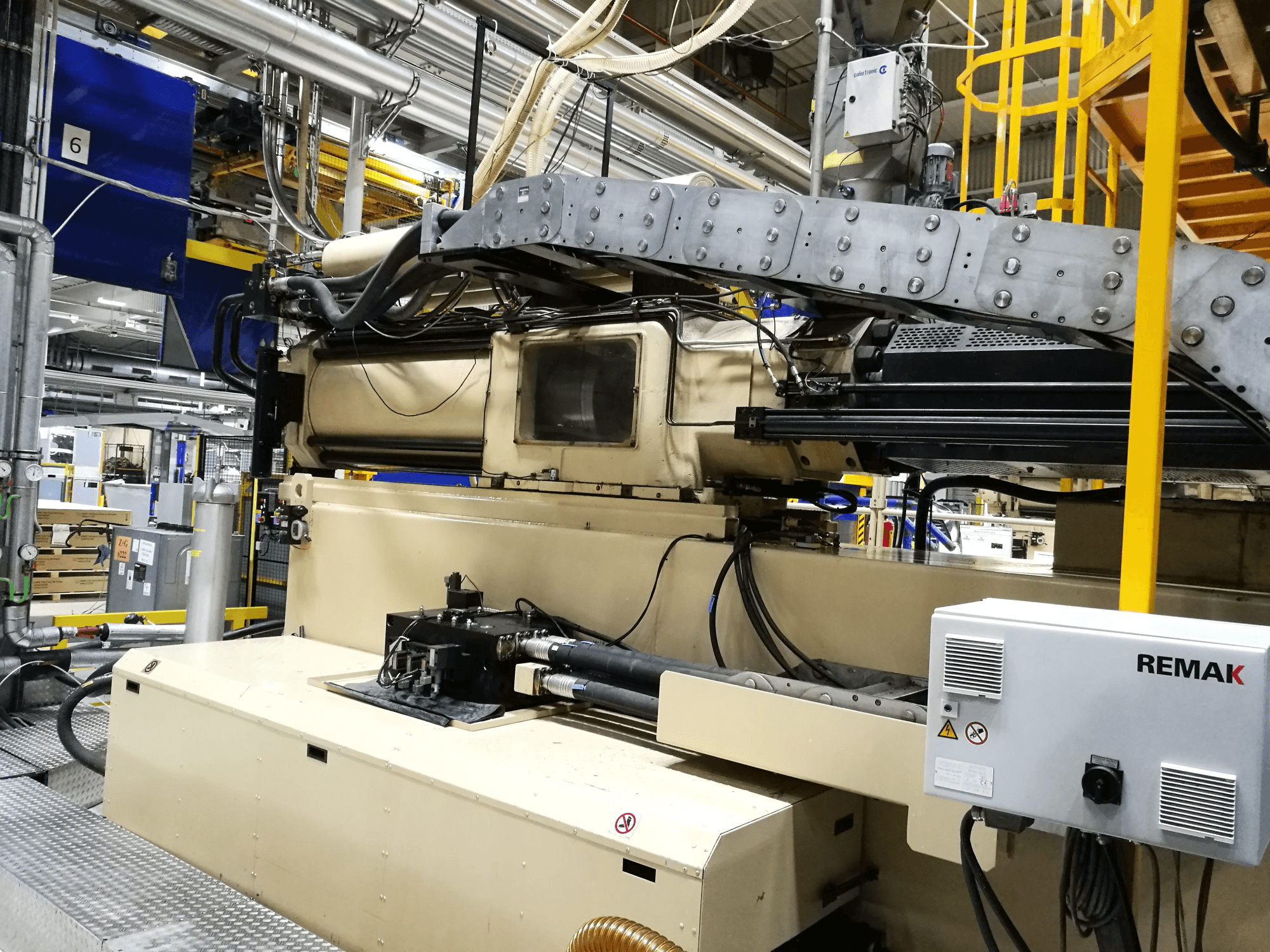 A Husky E 3150 RS 170/155 gép elölnézete