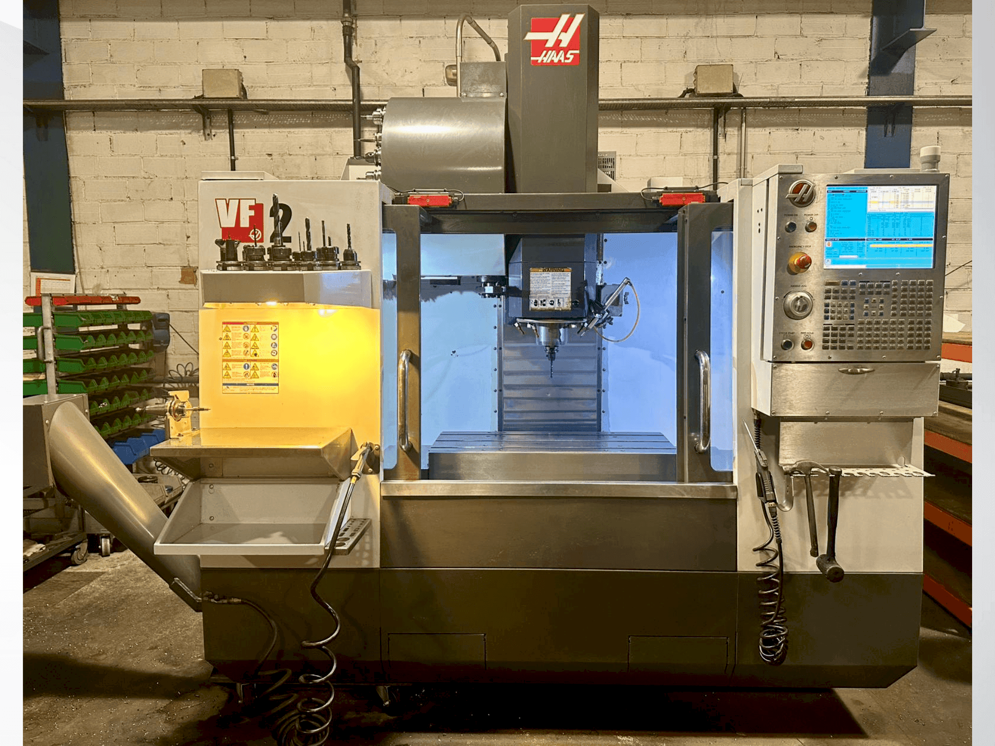 A HAAS VF-2 gép elölnézete