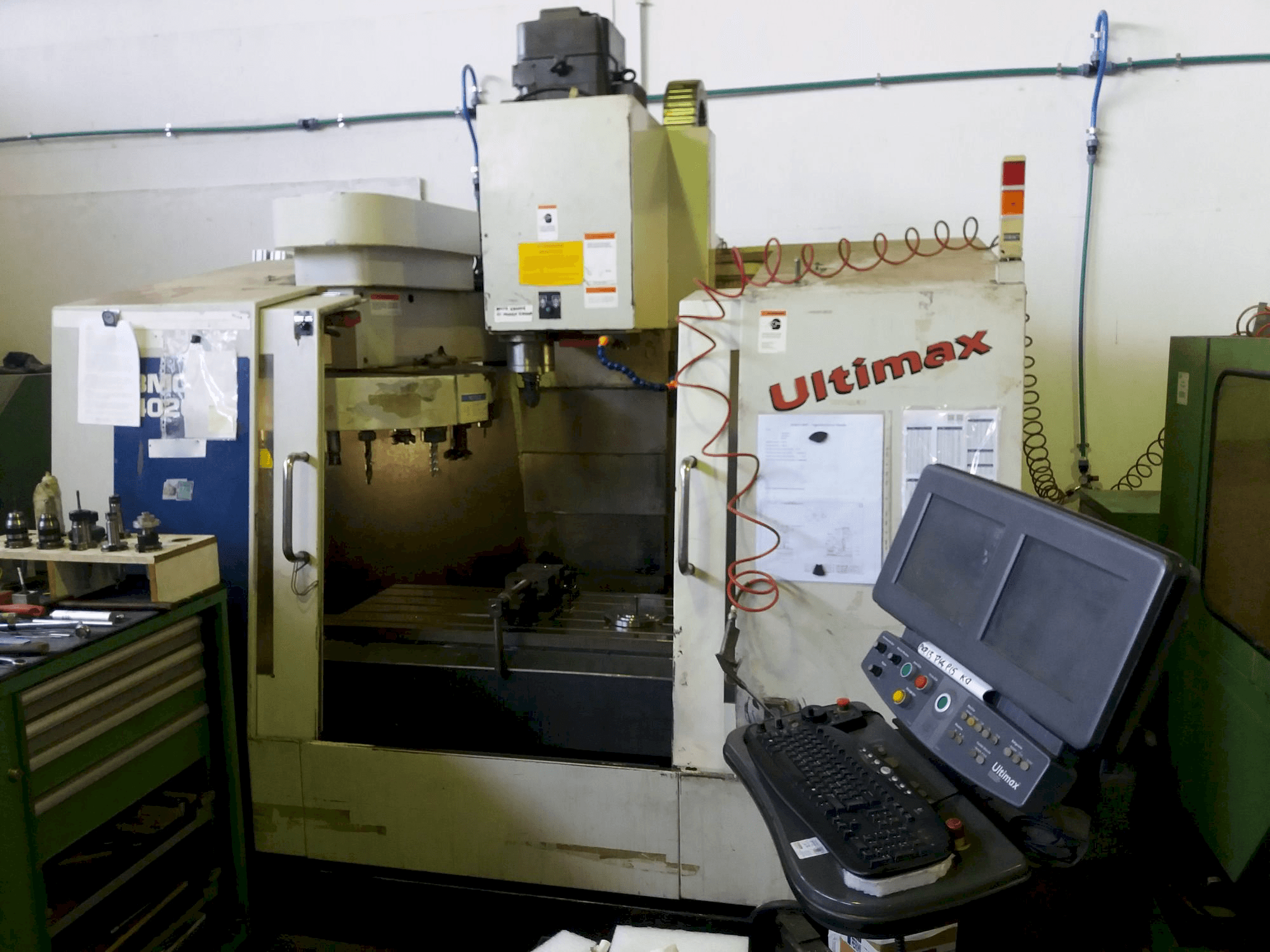 A Hurco BMC 420 HT gép elölnézete