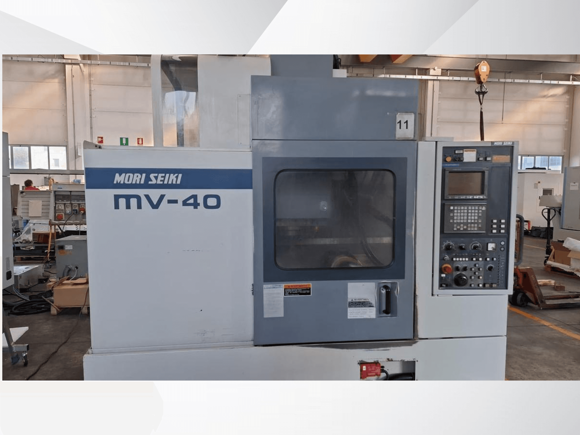 MORI SEIKI MV-40 függőleges megmunkálóközpont, elölnézetben a kezelőpanel és az ablak, műhelyben.