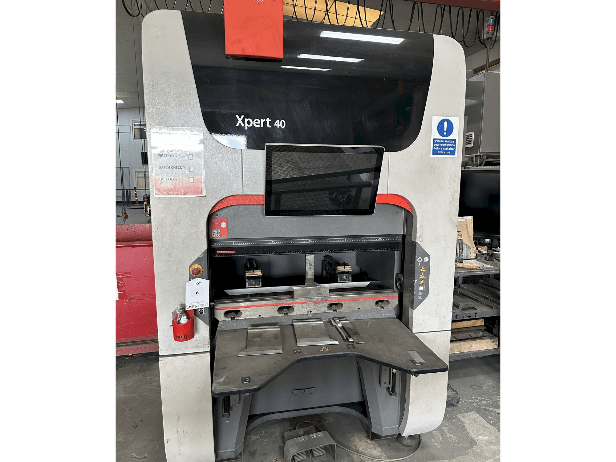 A Bystronic Xpert 40/1030 gép elölnézete