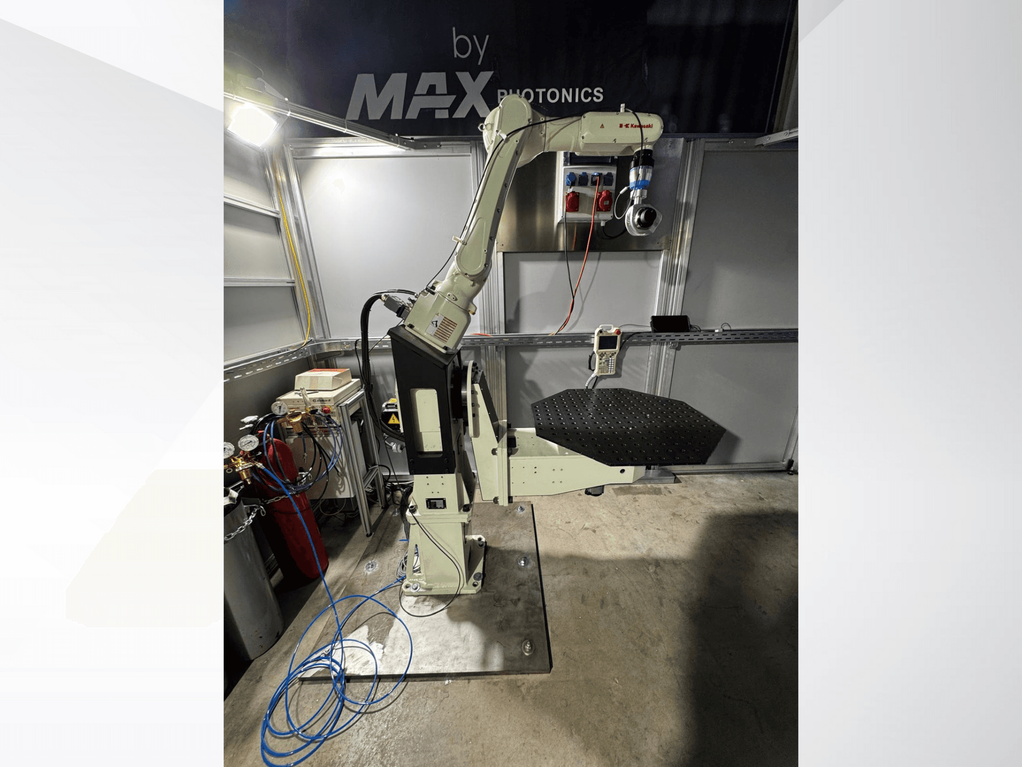 Max Photonics robotkaros készülék, elölnézet, fekete perforált platformmal és vezérlőpanellel, mérőműszerekkel és kábelekkel.