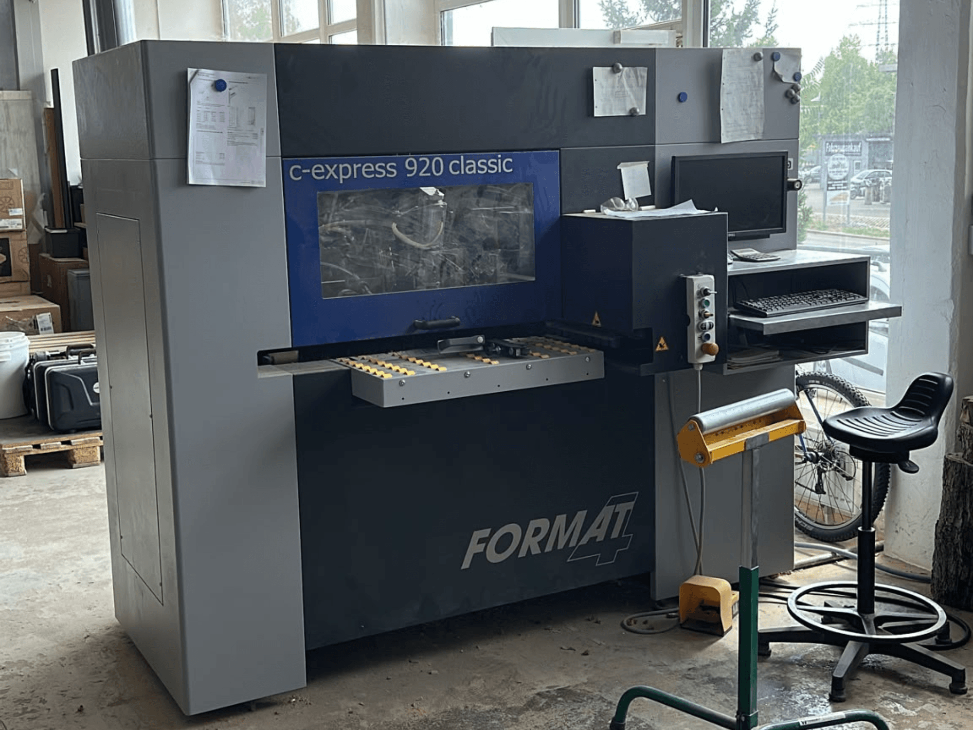 FORMAT4 c-express 920 classic CNC faipari megmunkáló központ, elölnézet, amelyen látható a vezérlőpanel és a munkaterület.
