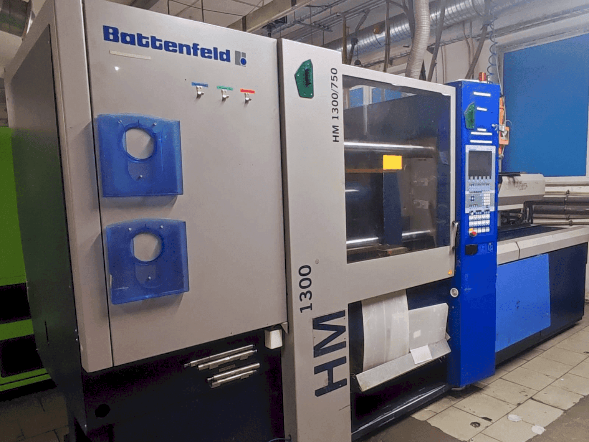 A Battenfeld HM 1300/750 gép elölnézete