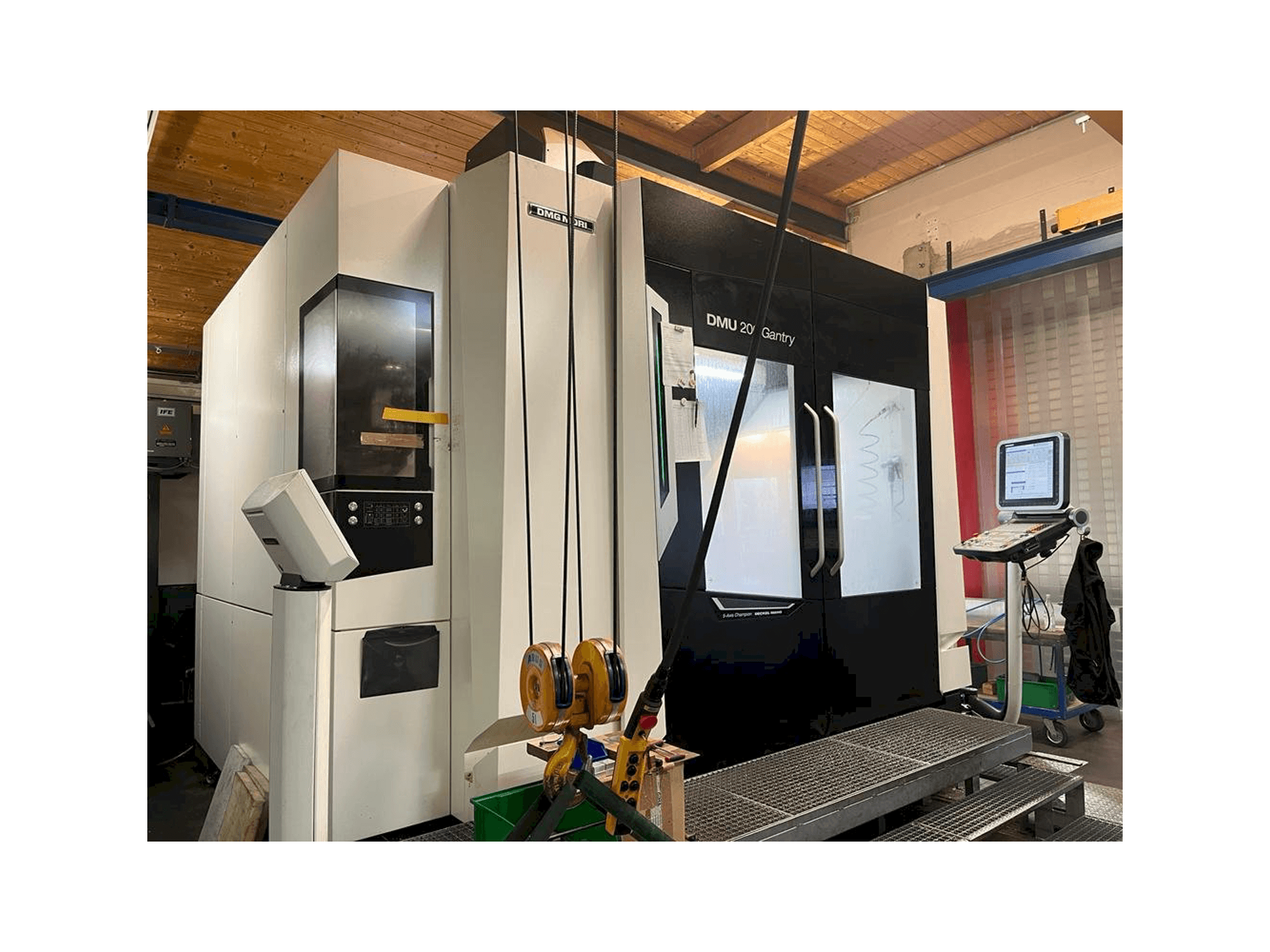 A DMG MORI DMU 200 Gantry gép elölnézete