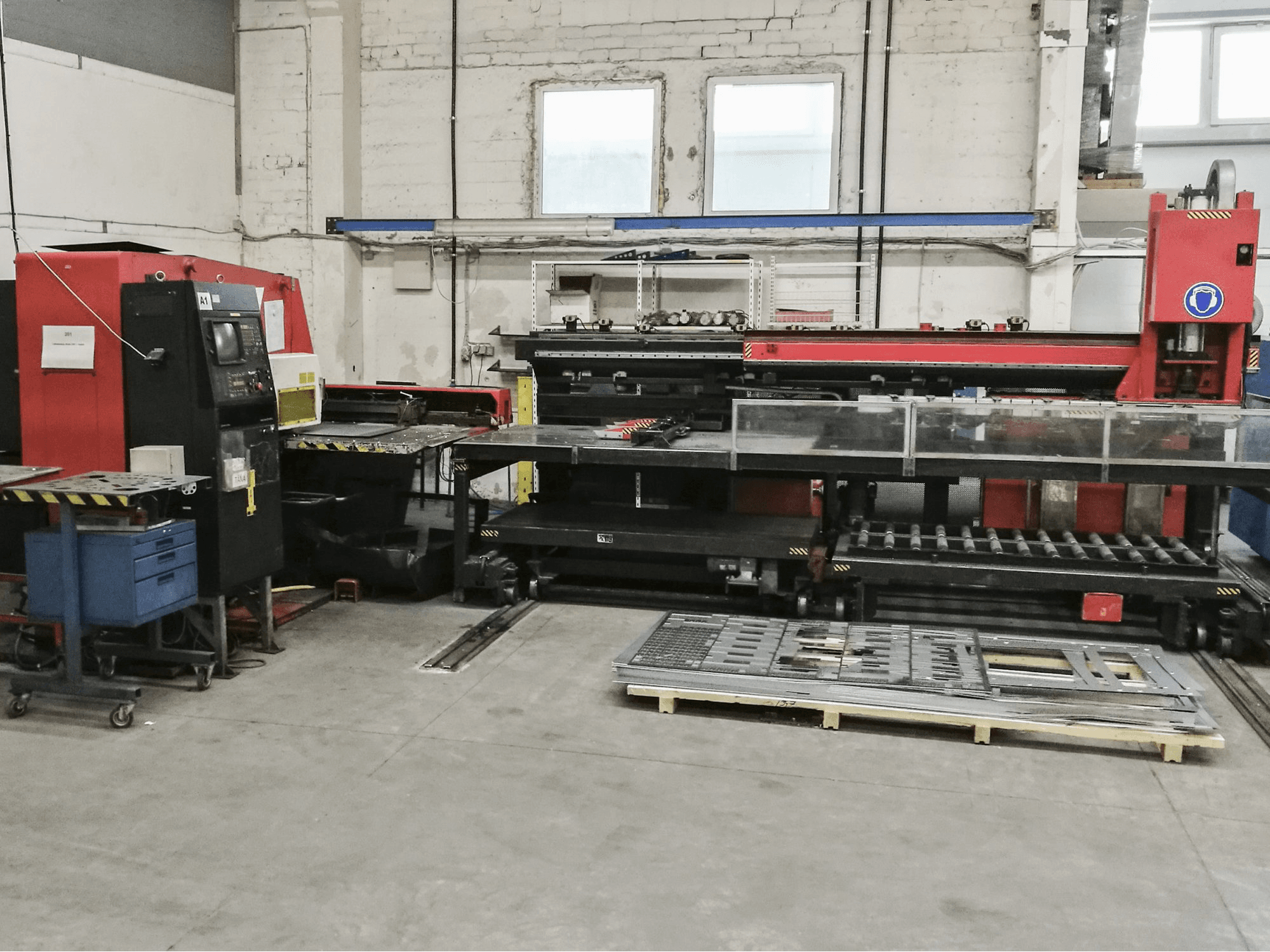 A AMADA ARIES 245 gép elölnézete