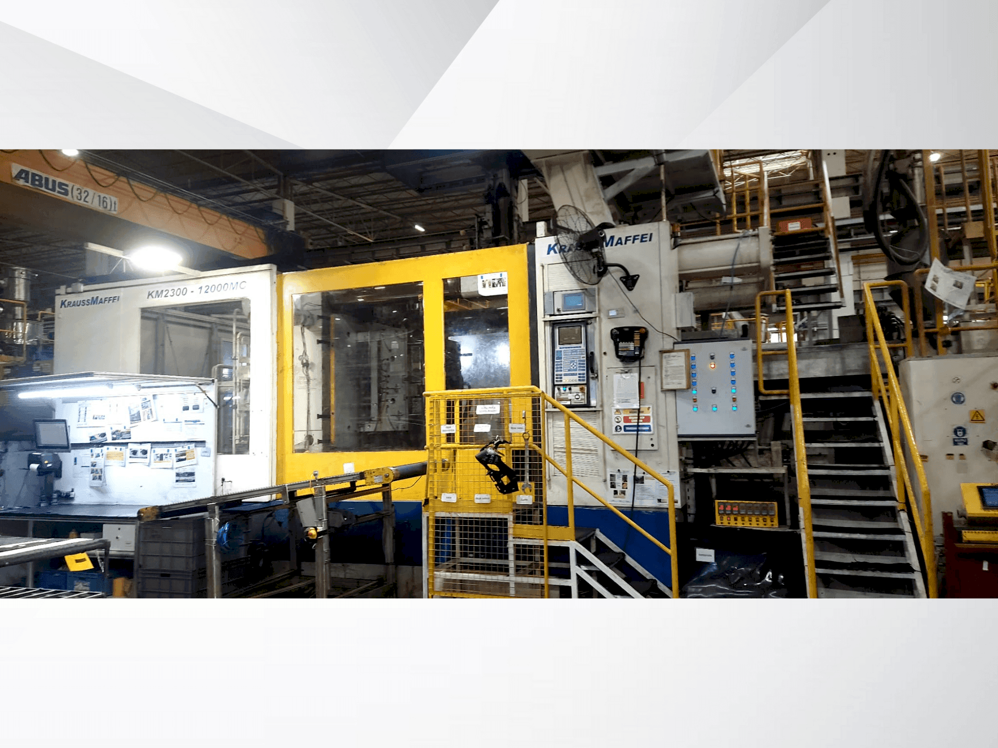 A Krauss Maffei 2300-12000 MC gép elölnézete