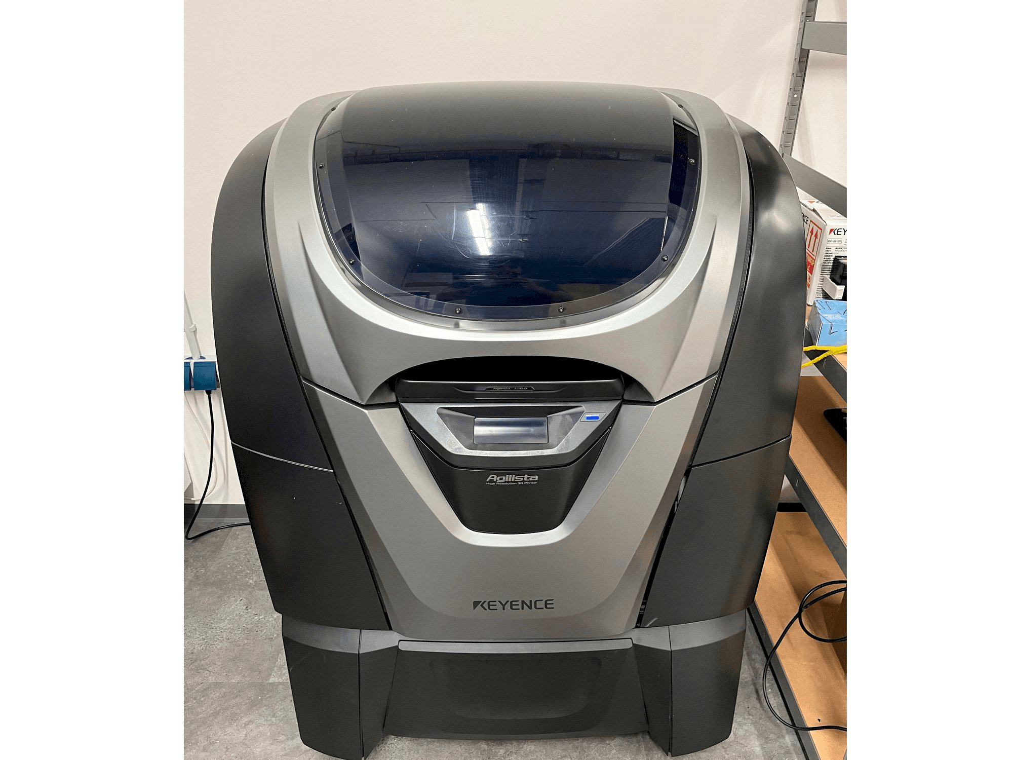 A KEYENCE Agilista 3200-w gép elölnézete