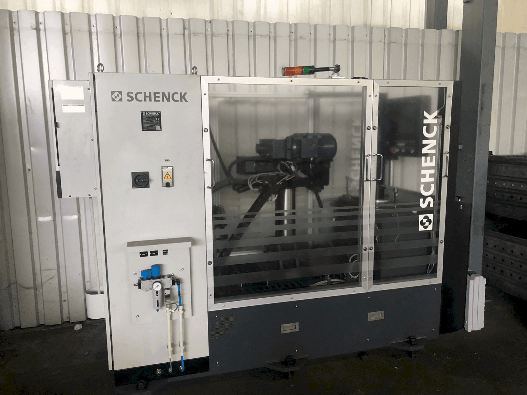 A SCHENCK DISTEC gép elölnézete