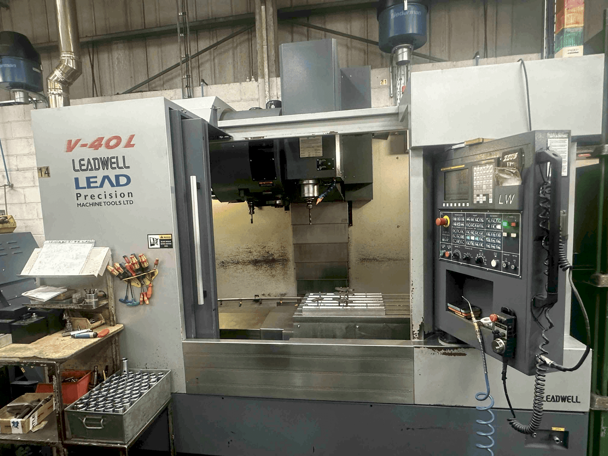 A Leadwell V-40L gép elölnézete