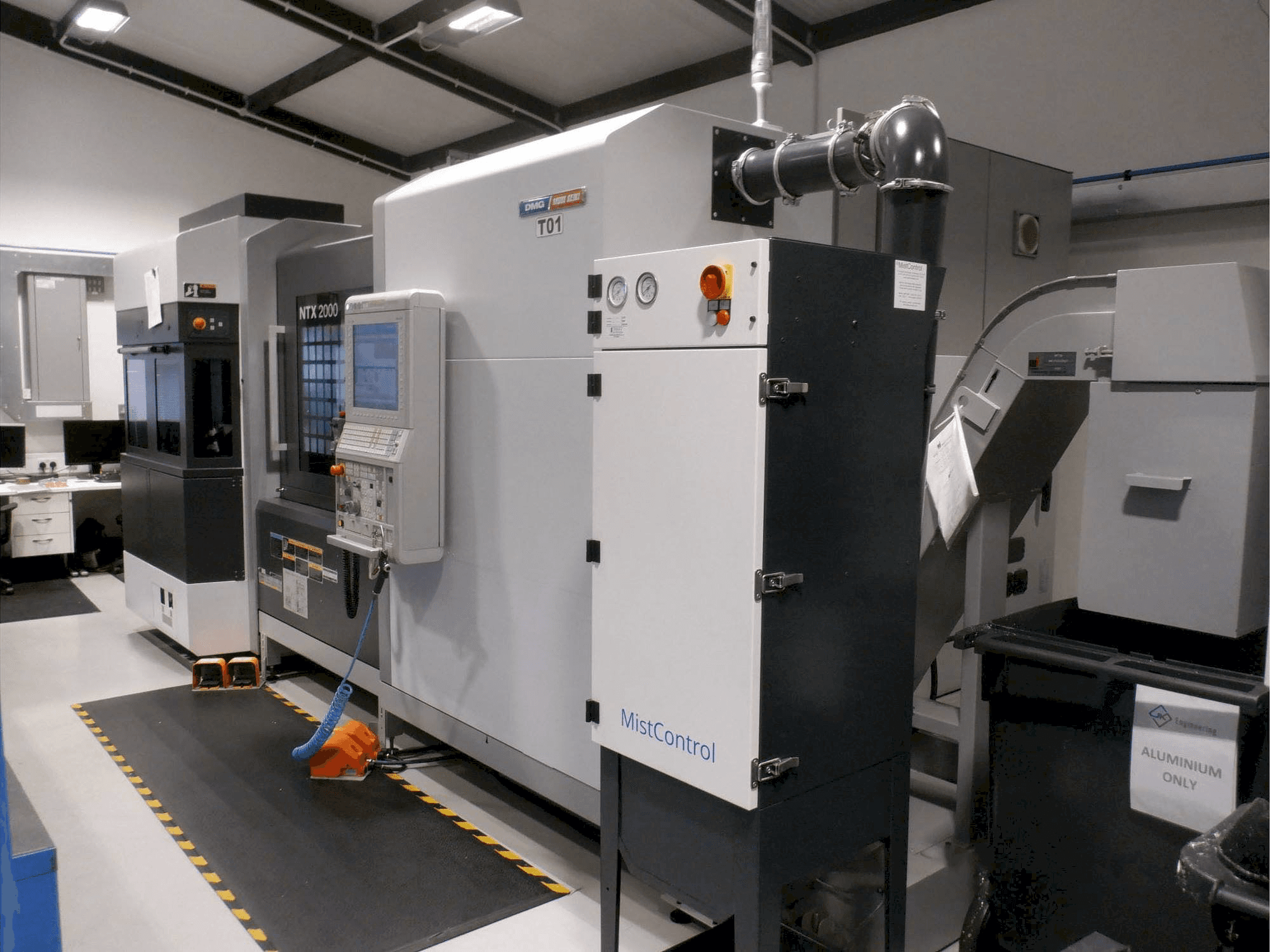 A DMG MORI NTX 2000 gép elölnézete