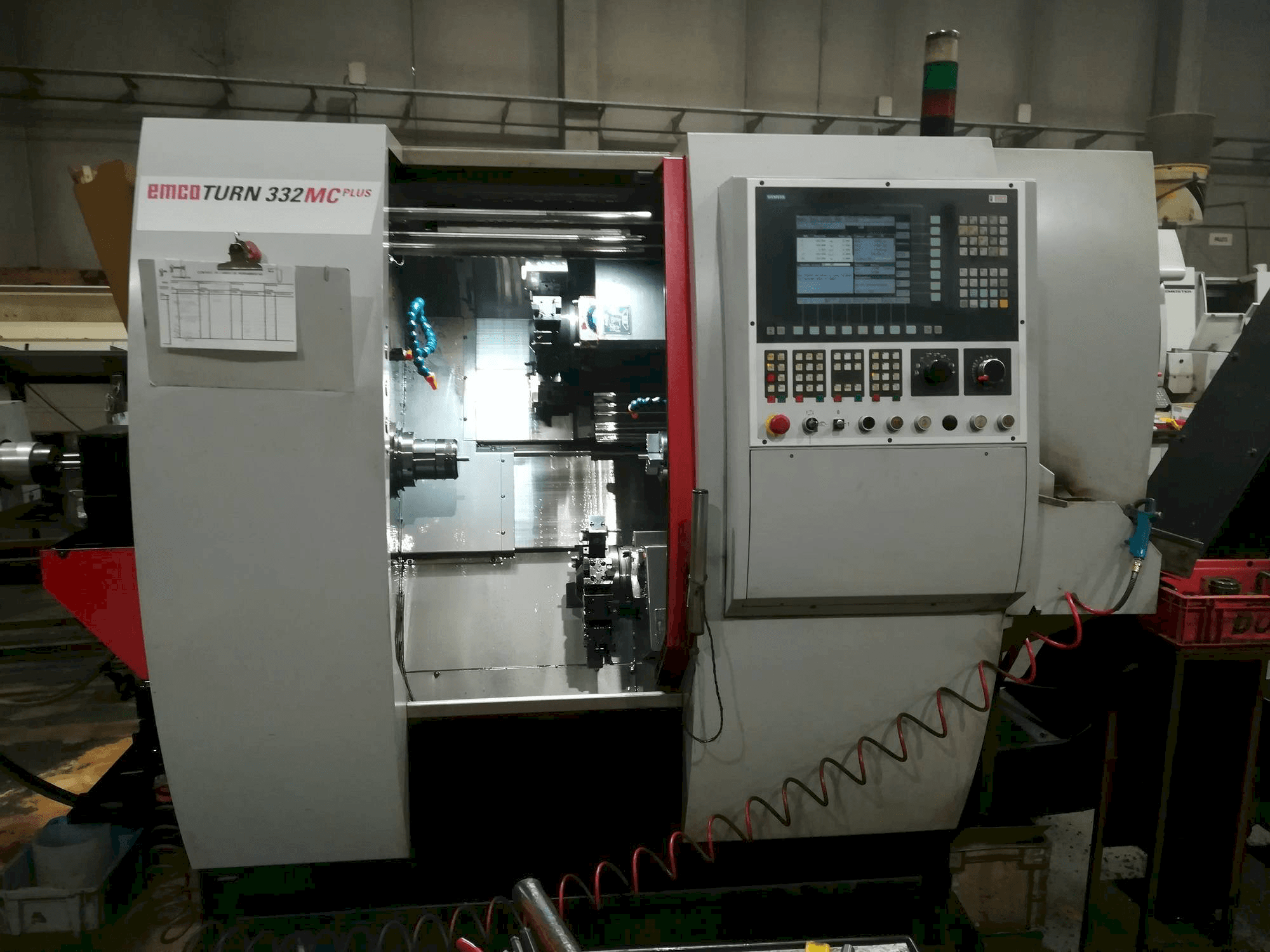 A EMCO Emcoturn 332 MC gép elölnézete