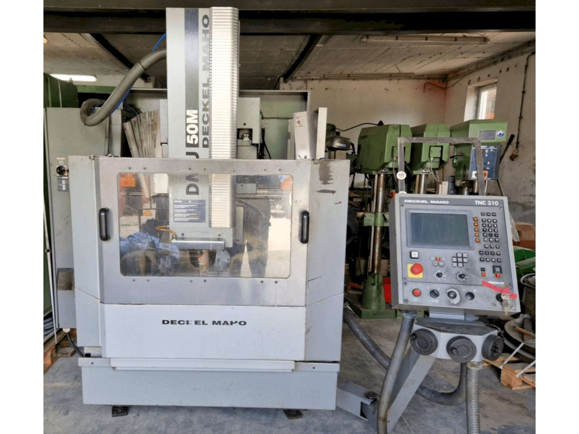 A DECKEL MAHO DMU 50M gép elölnézete