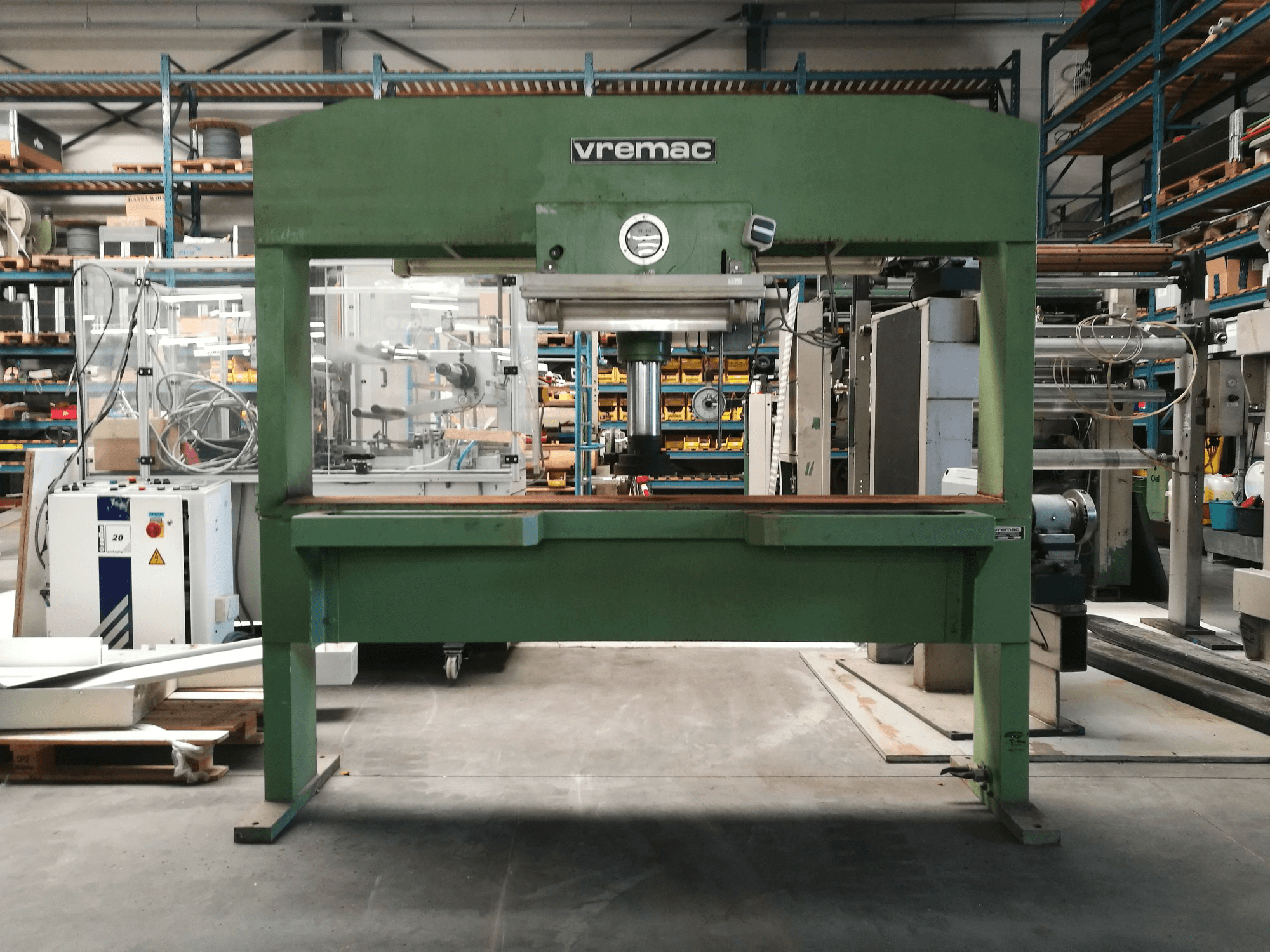 A Vremac Brugstans gép elölnézete