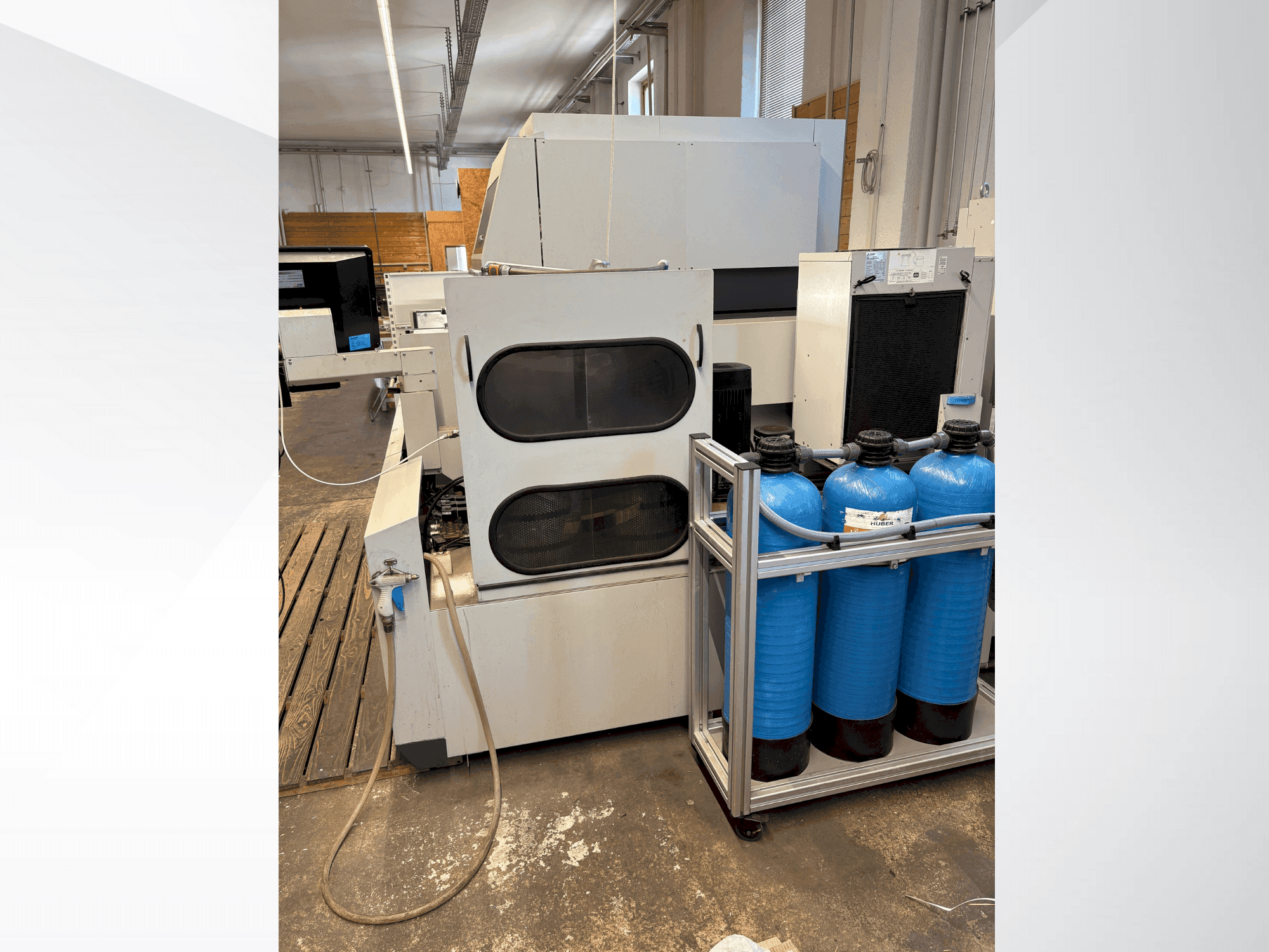 A Mitsubishi MV2400S gép elölnézete