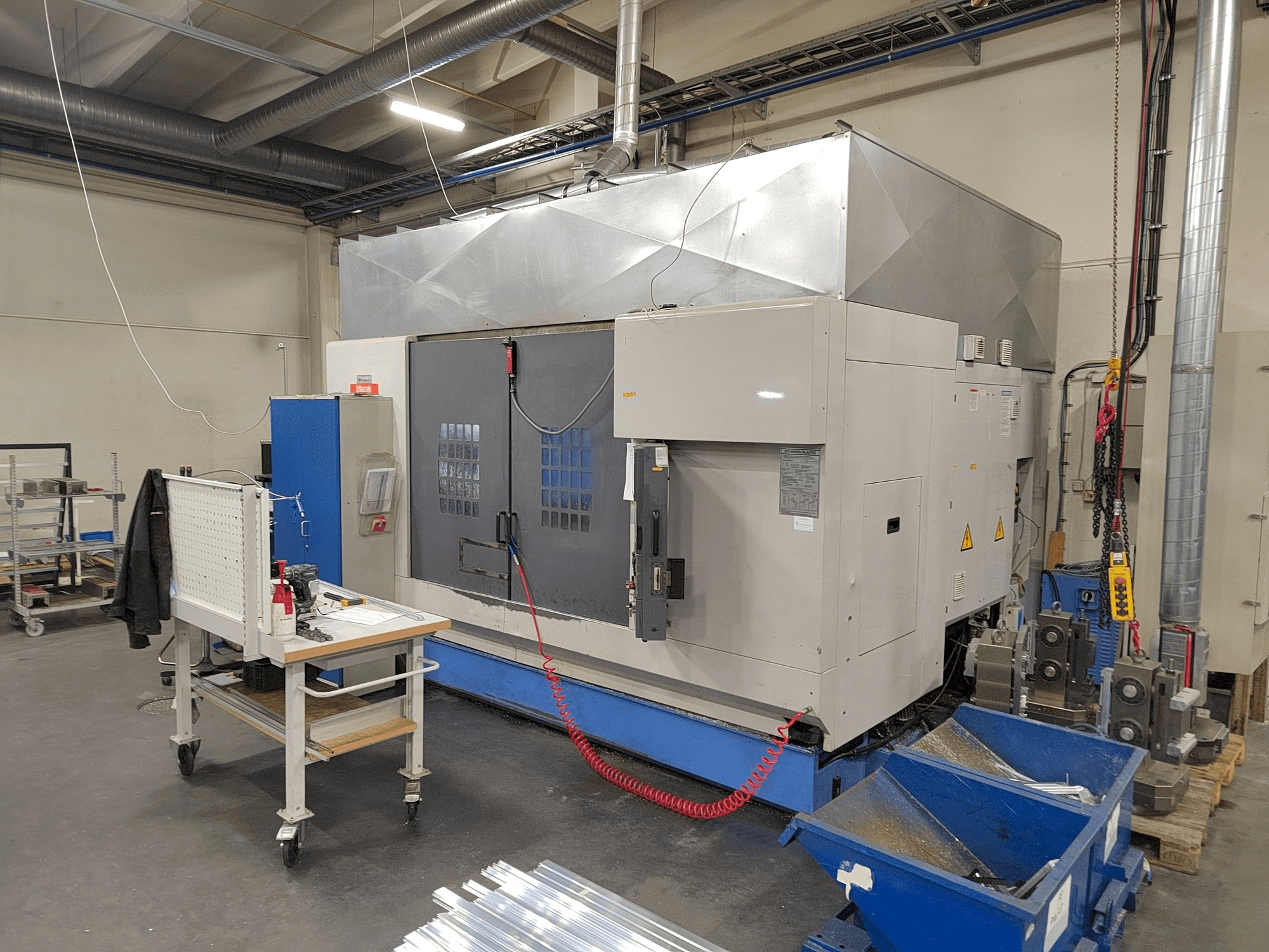 A Mazak VTC-300C gép elölnézete