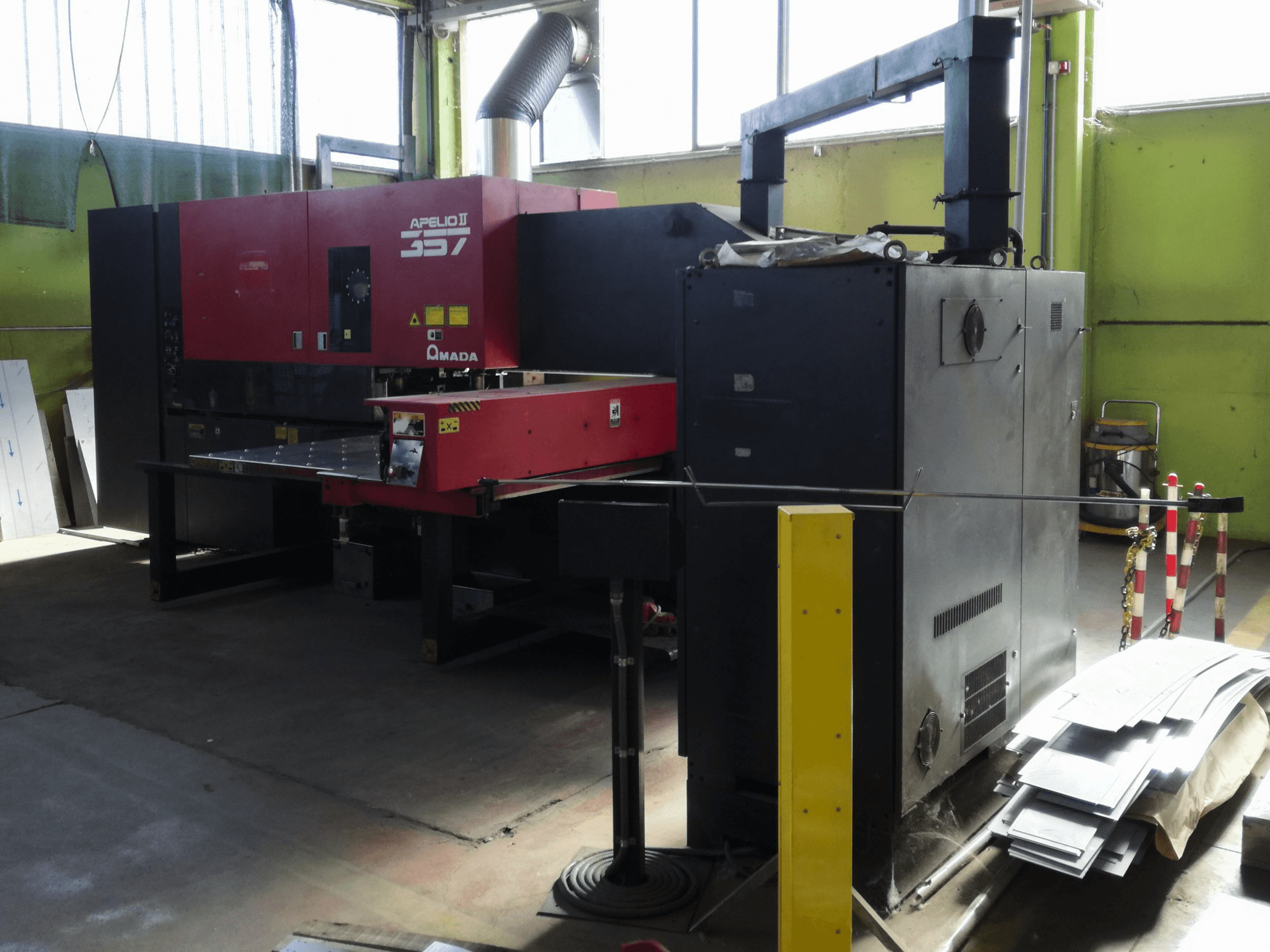 A AMADA APELIO II-357 gép jobb nézete