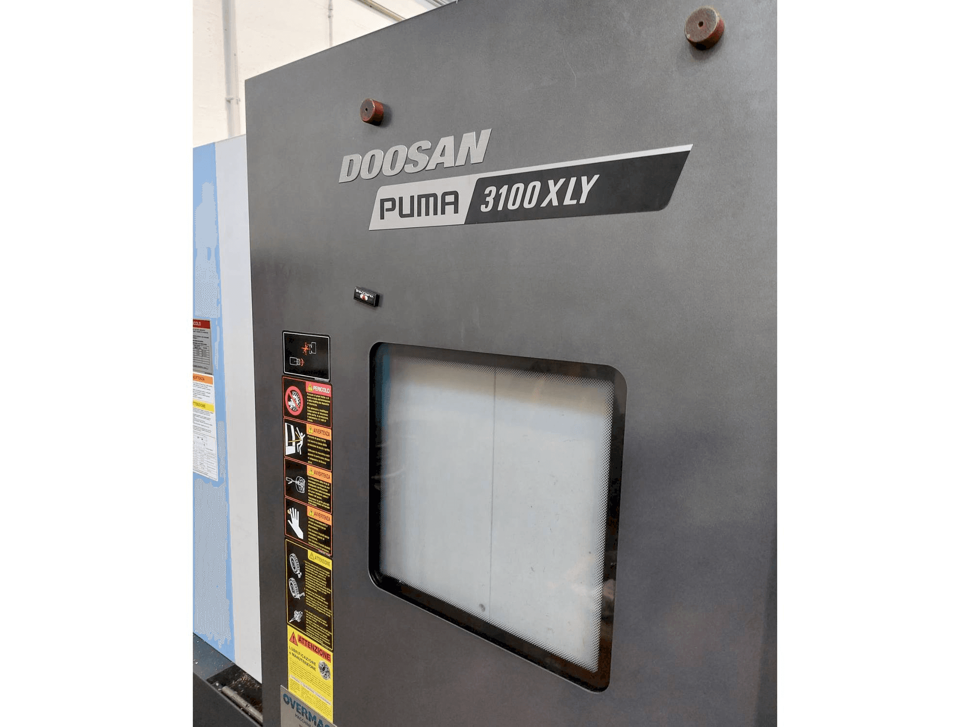 A DOOSAN Puma 3100LY gép elölnézete