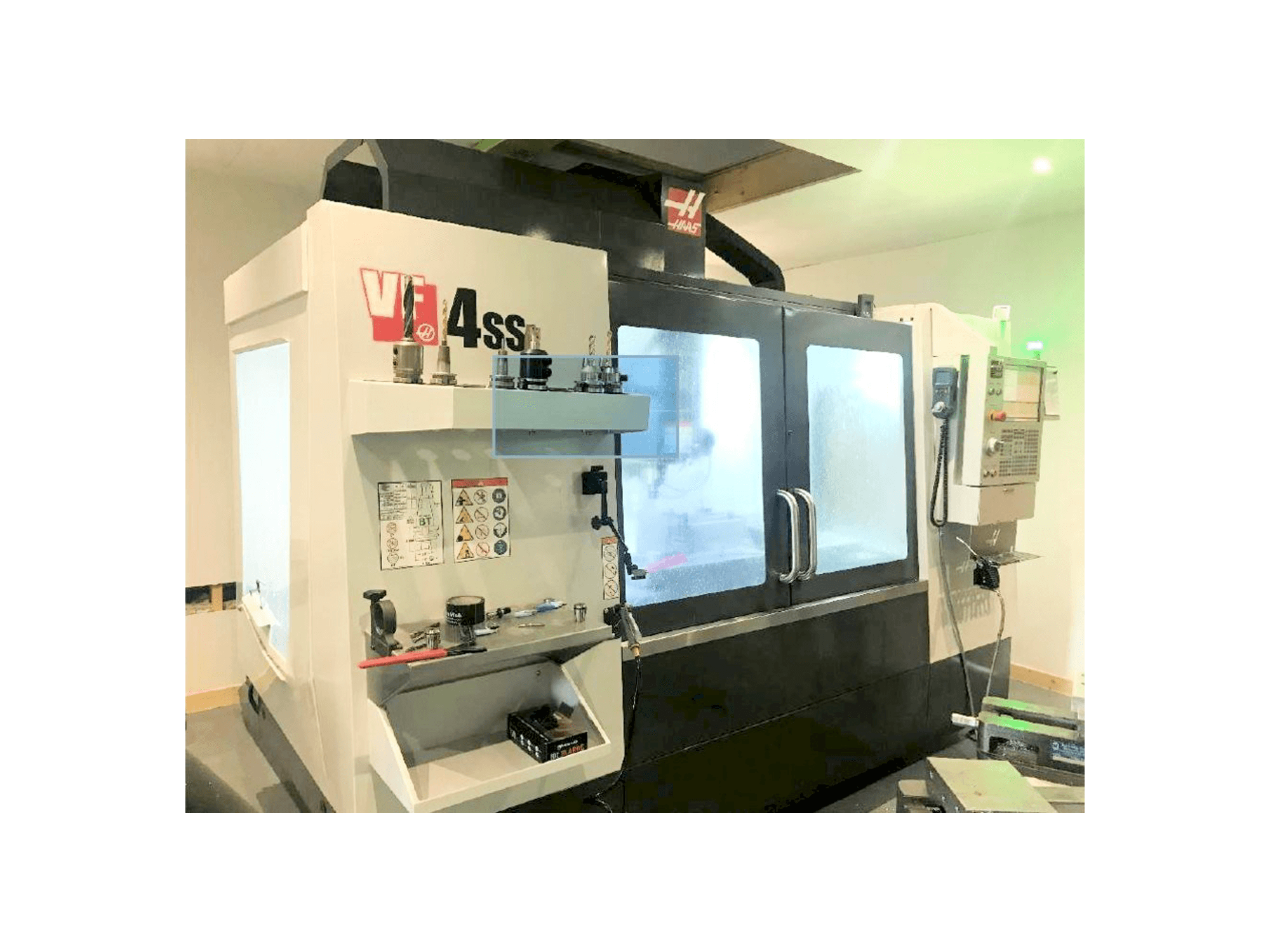 A HAAS VF-4SS gép elölnézete