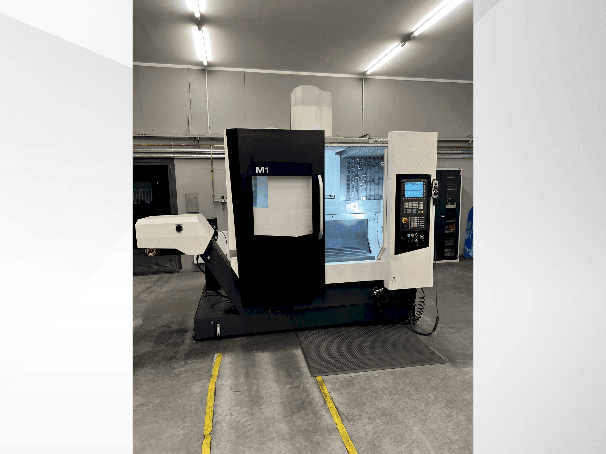 A DMG MORI M1 Pro gép elölnézete