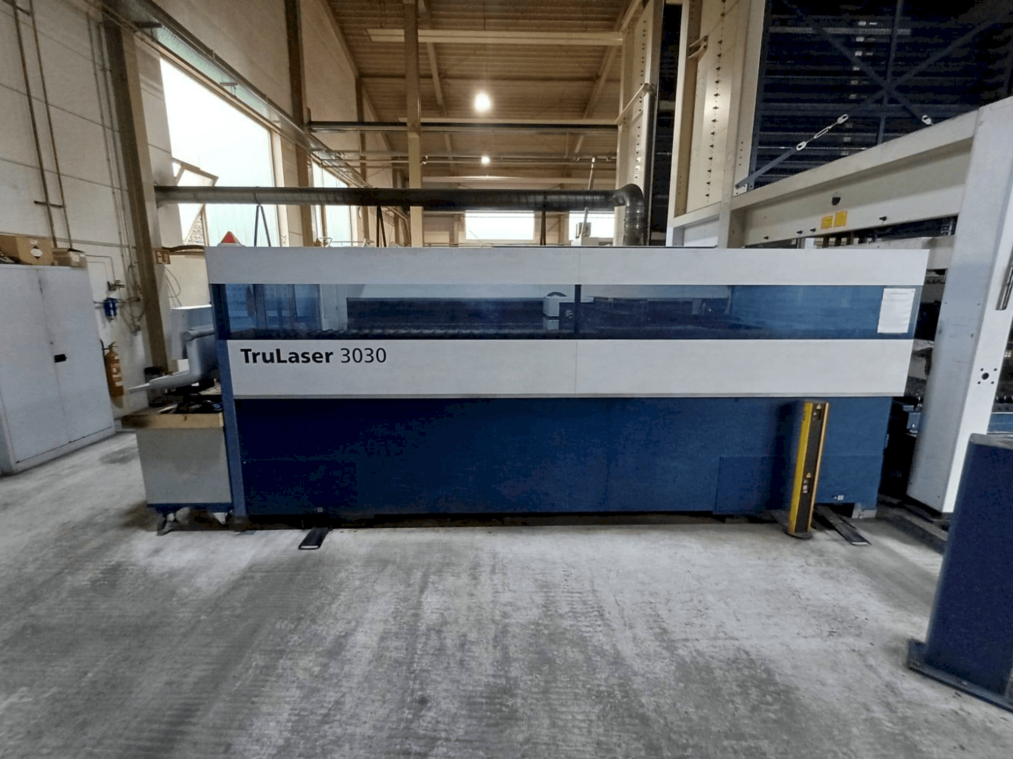 A TRUMPF TruLaser 3030 gép elölnézete
