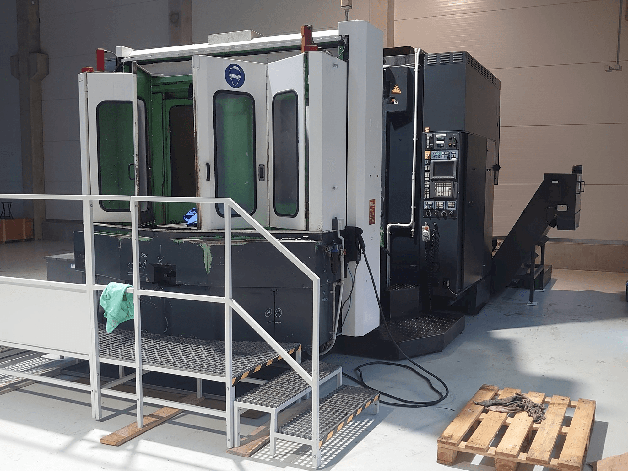 A Makino A77 gép elölnézete