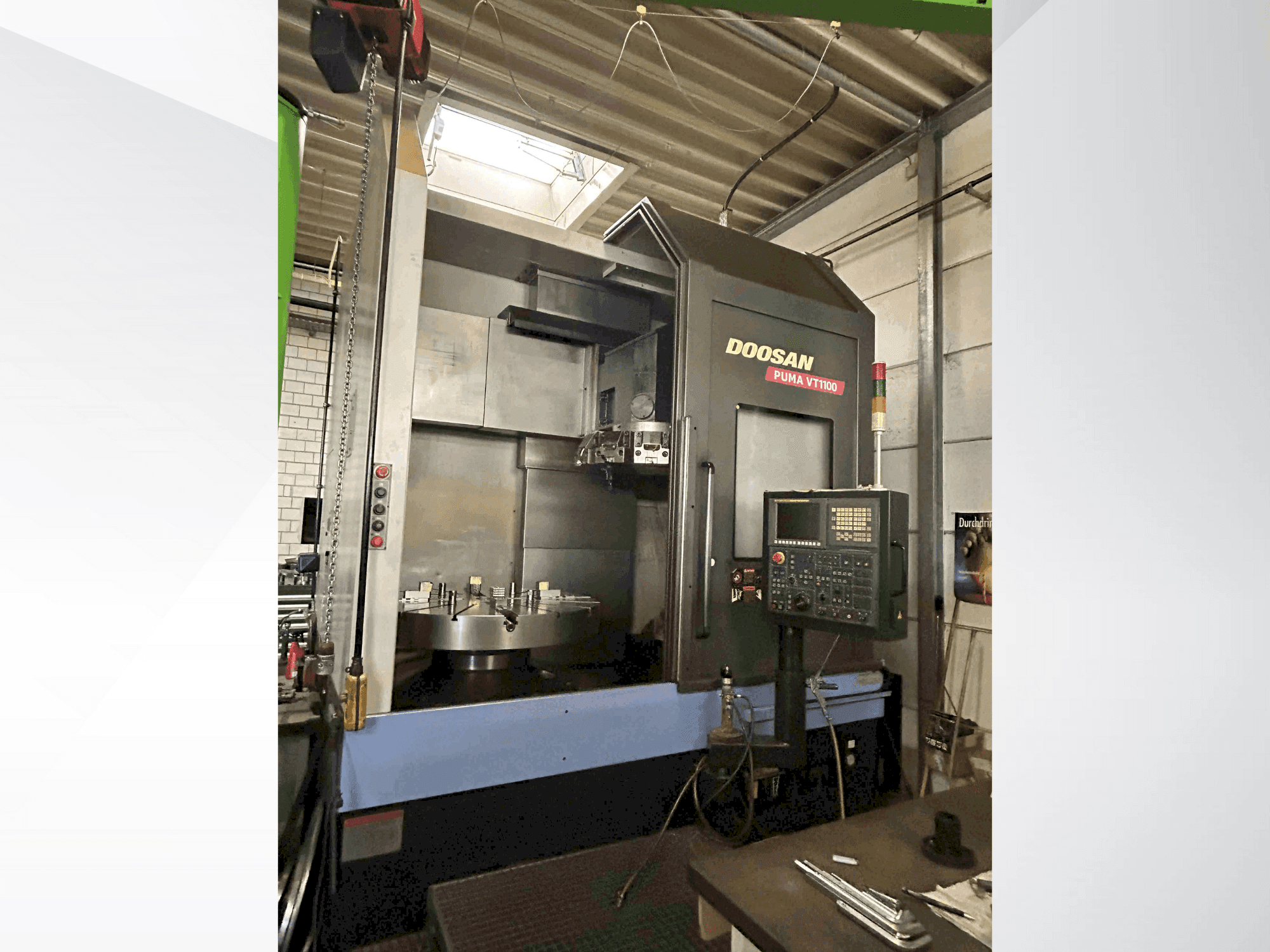 A DOOSAN Puma VT1100 gép elölnézete