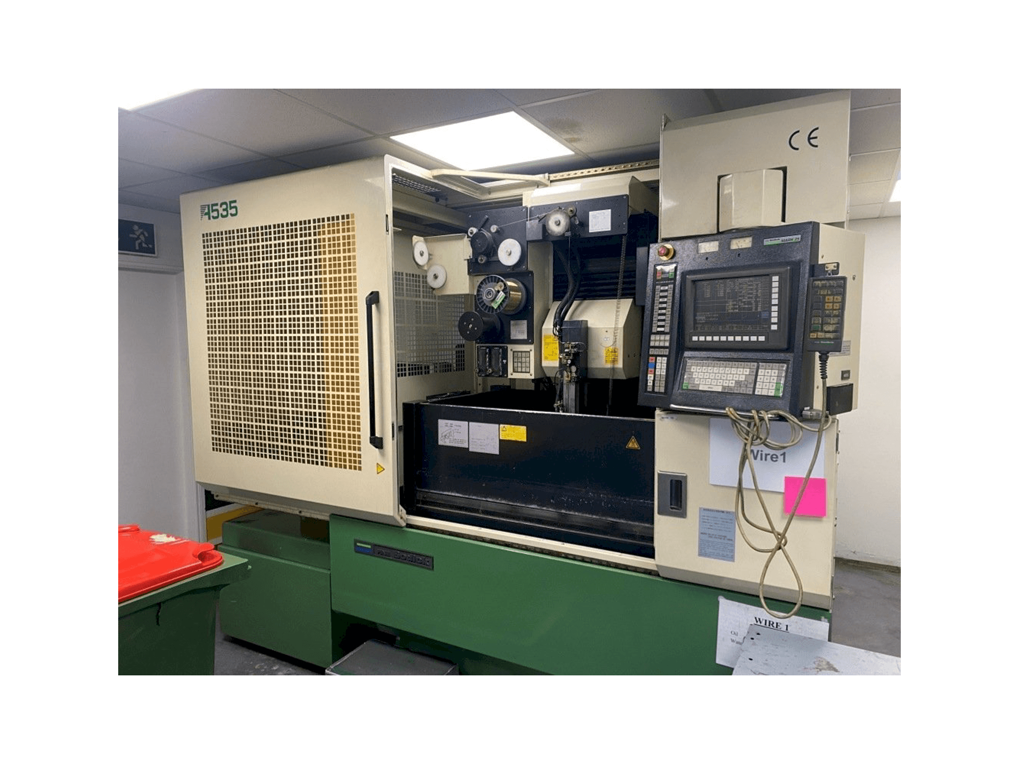 A Sodick A535 gép elölnézete