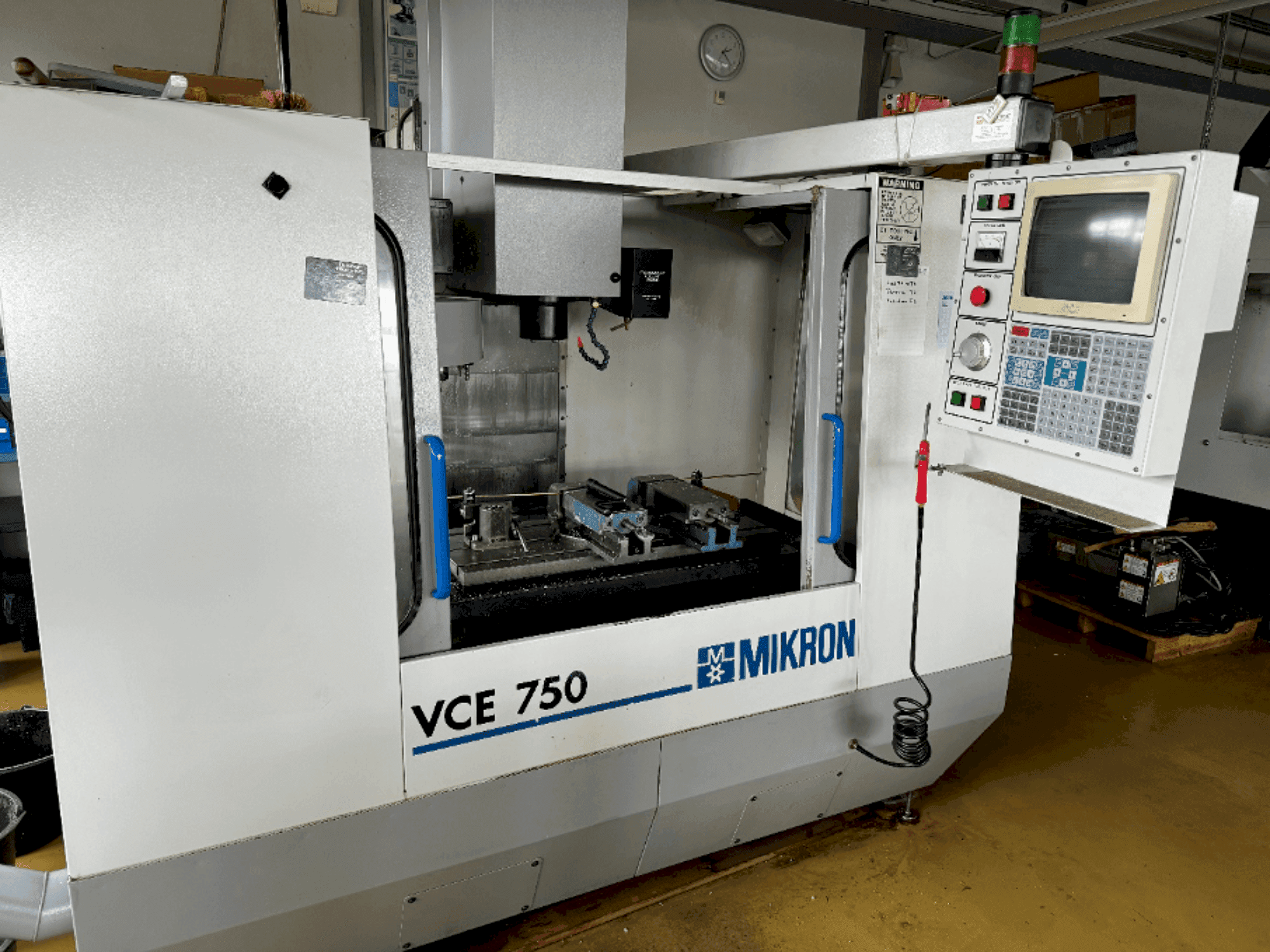 A MIKRON VCE 750 gép elölnézete