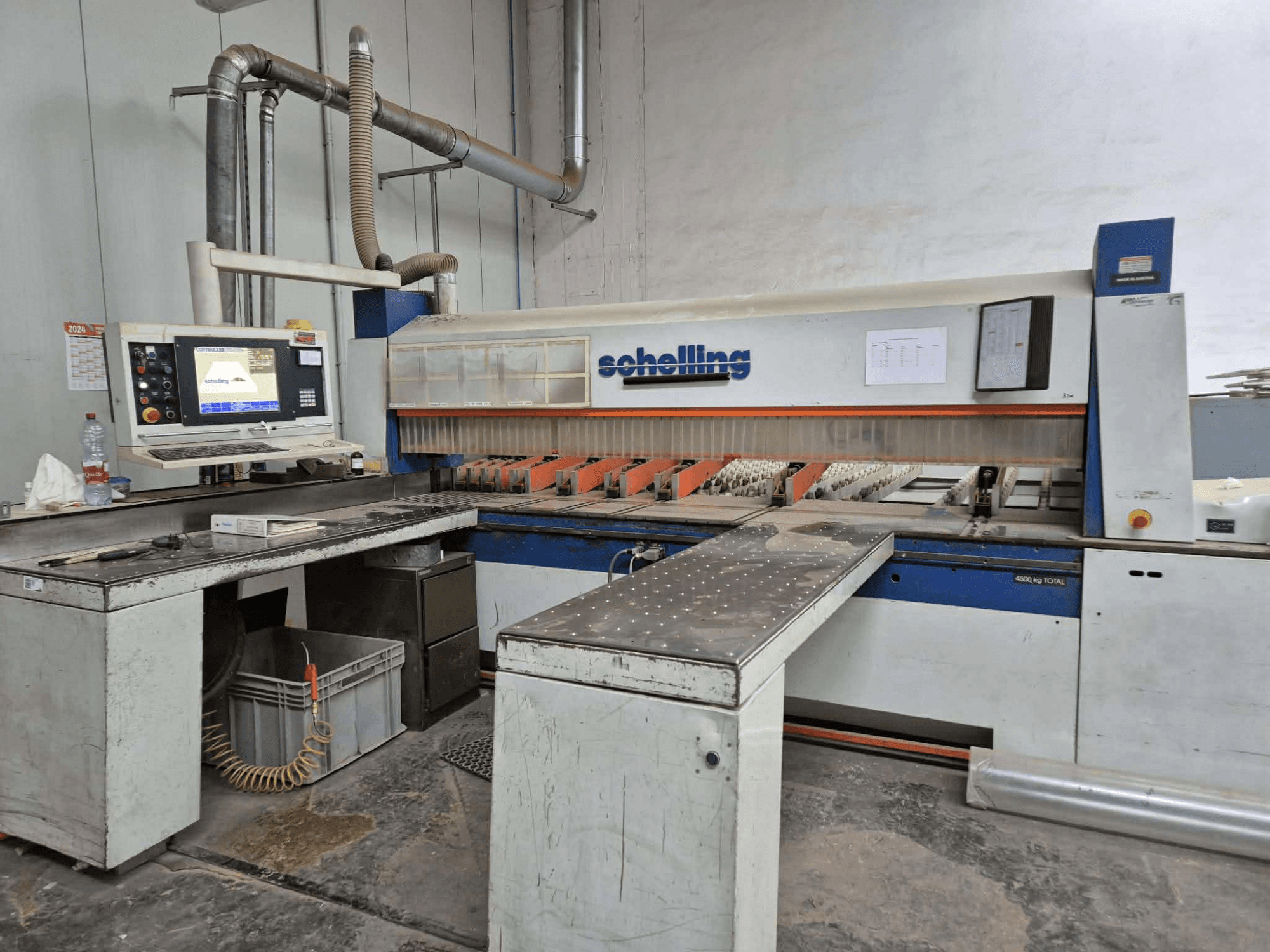 Schaublin vágógép oldalnézetben, számítógépes kezelőfelülettel, éles késekkel és masszív fém munkafelülettel.
