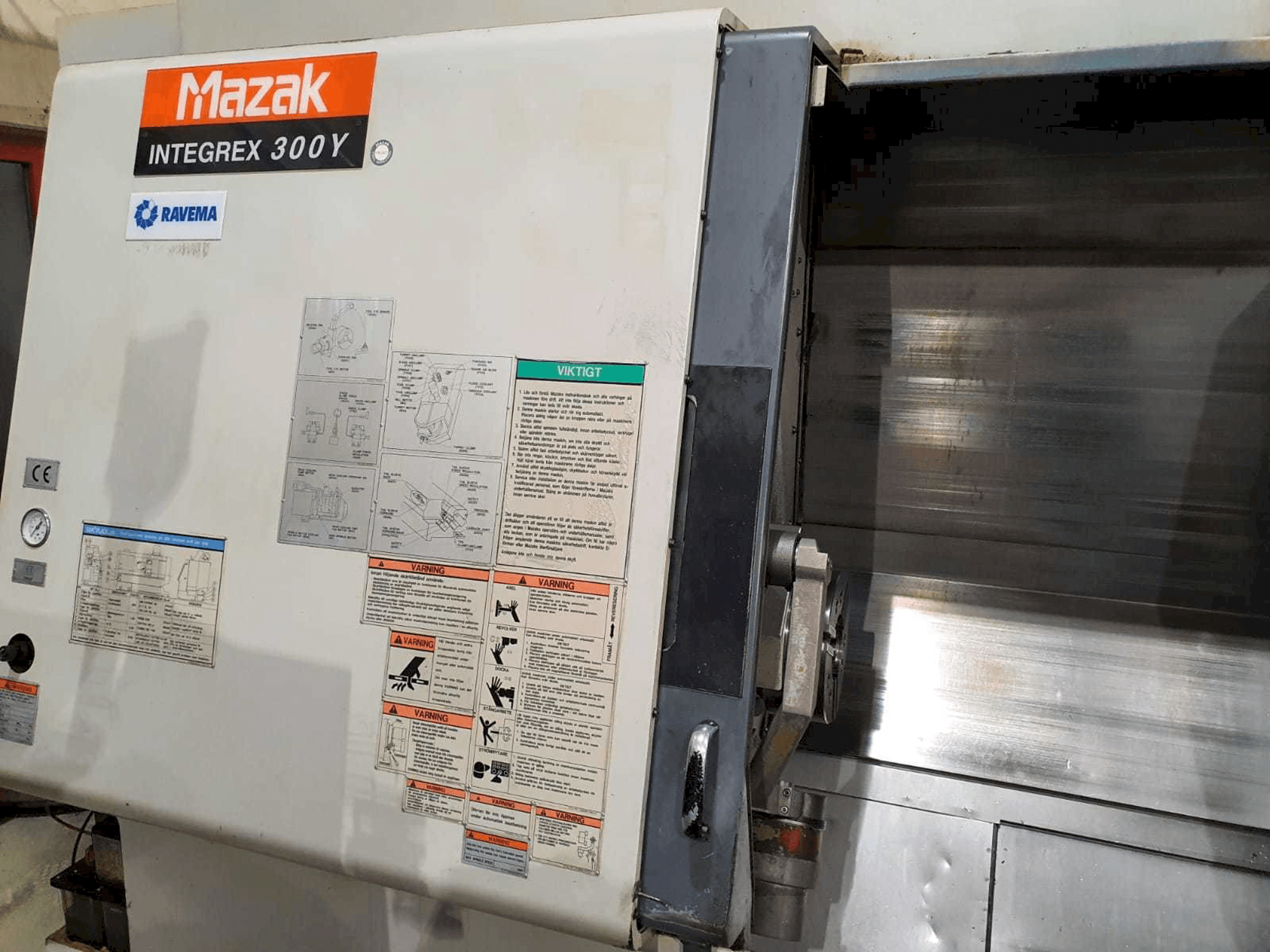 A Mazak Integrex 300Y gép elölnézete