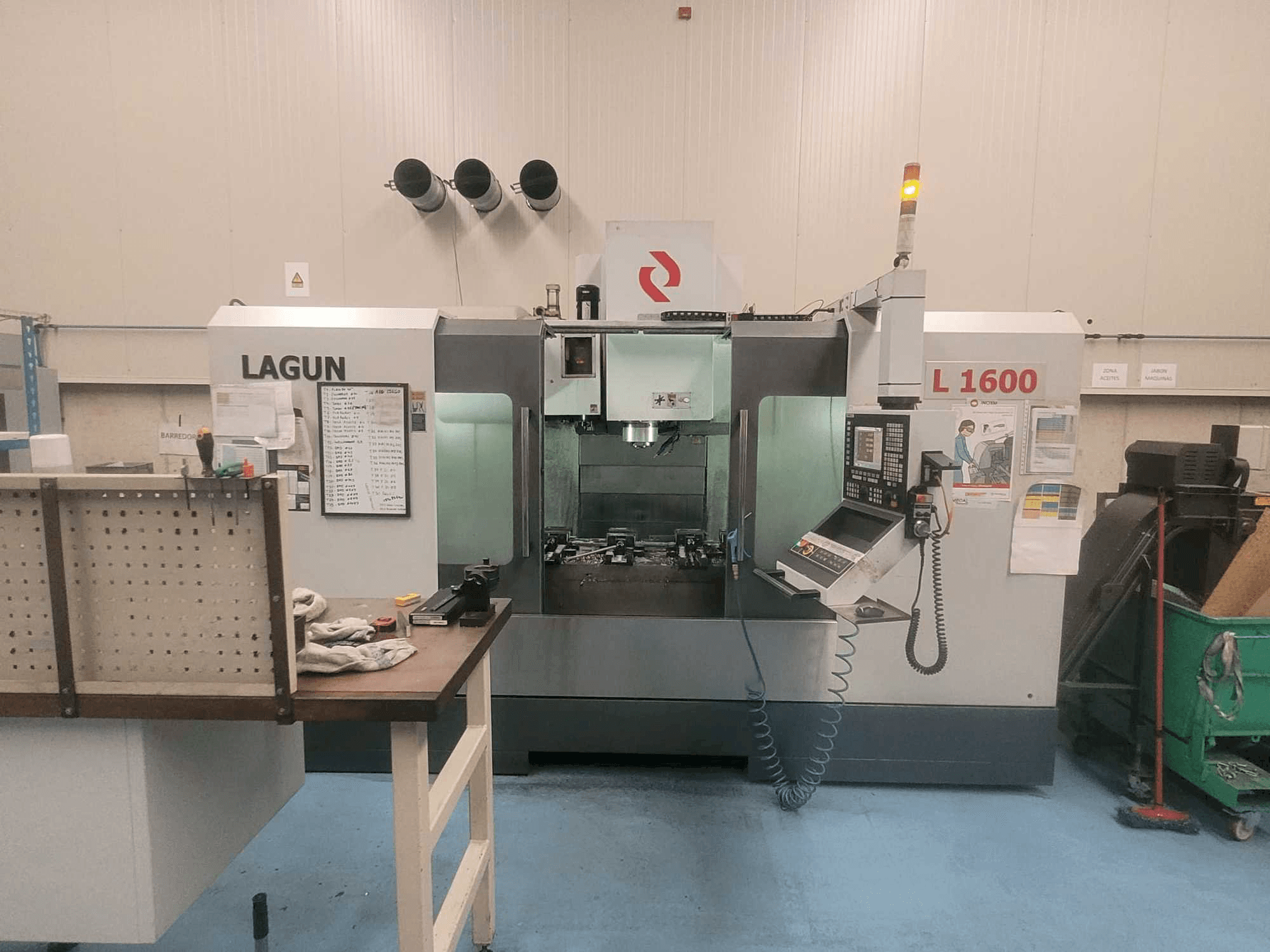 A LAGUN L-1600 gép elölnézete