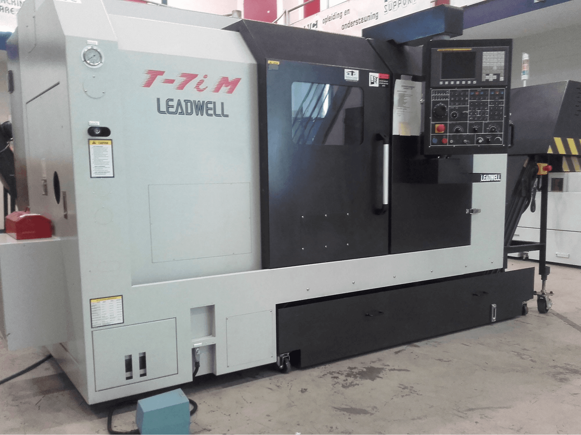 A Leadwell T-7iM gép elölnézete