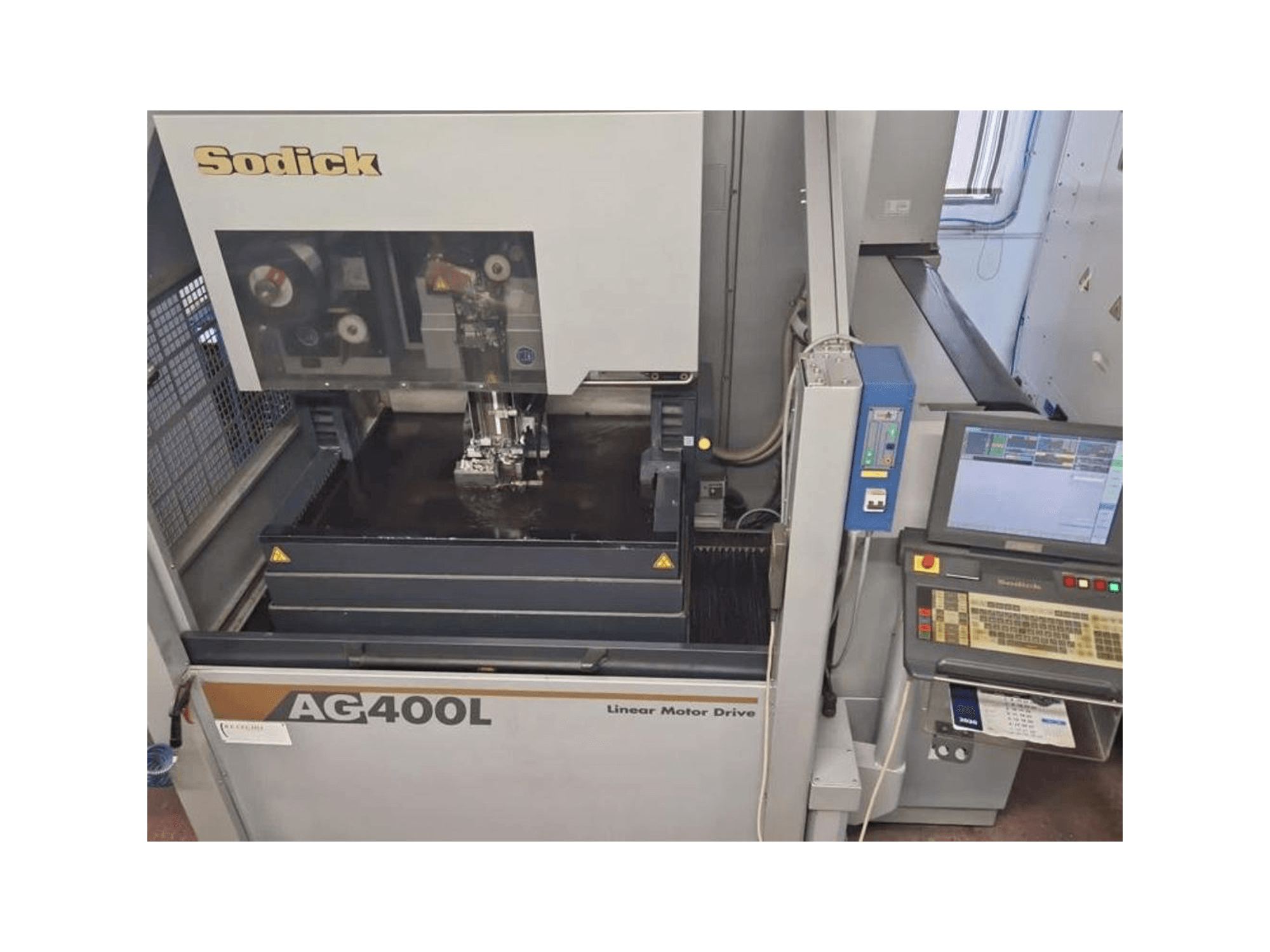 A Sodick AG400L gép elölnézete