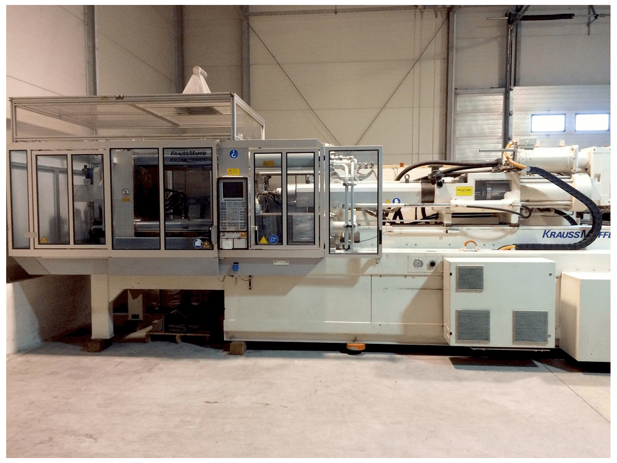 A Krauss Maffei KM 280-1900 C3 gép elölnézete