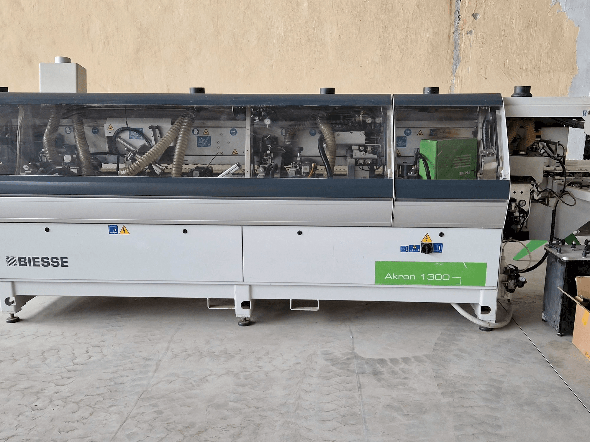 A BIESSE AKRON 1330A gép elölnézete