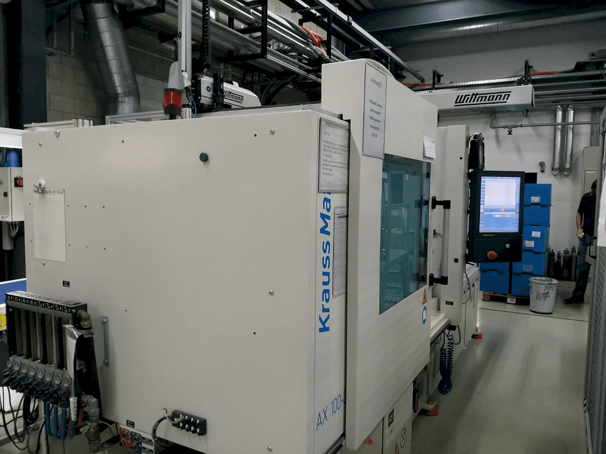 A Krauss Maffei 100-380 AX gép elölnézete