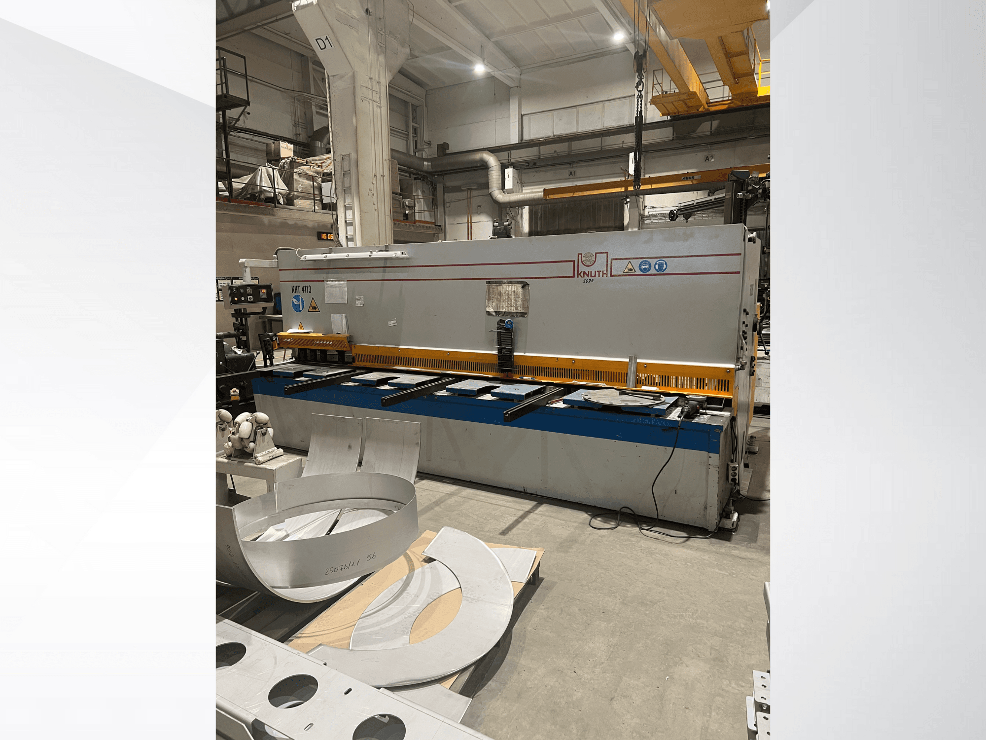 Knuth MT 4173 típusú lemeznyírógép egy műhelyben, elölnézetben a vágóasztal és a fémlemezek.