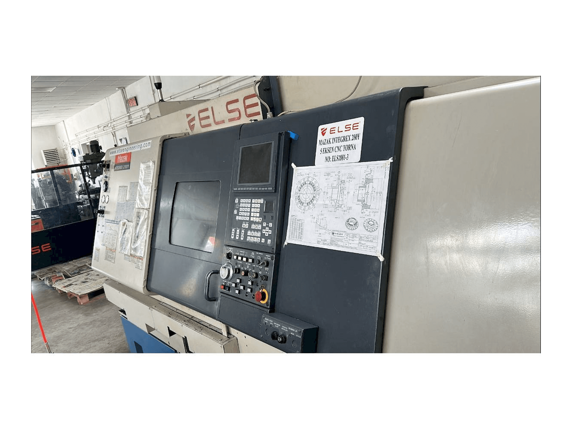 A Mazak Integrex 200Y gép elölnézete