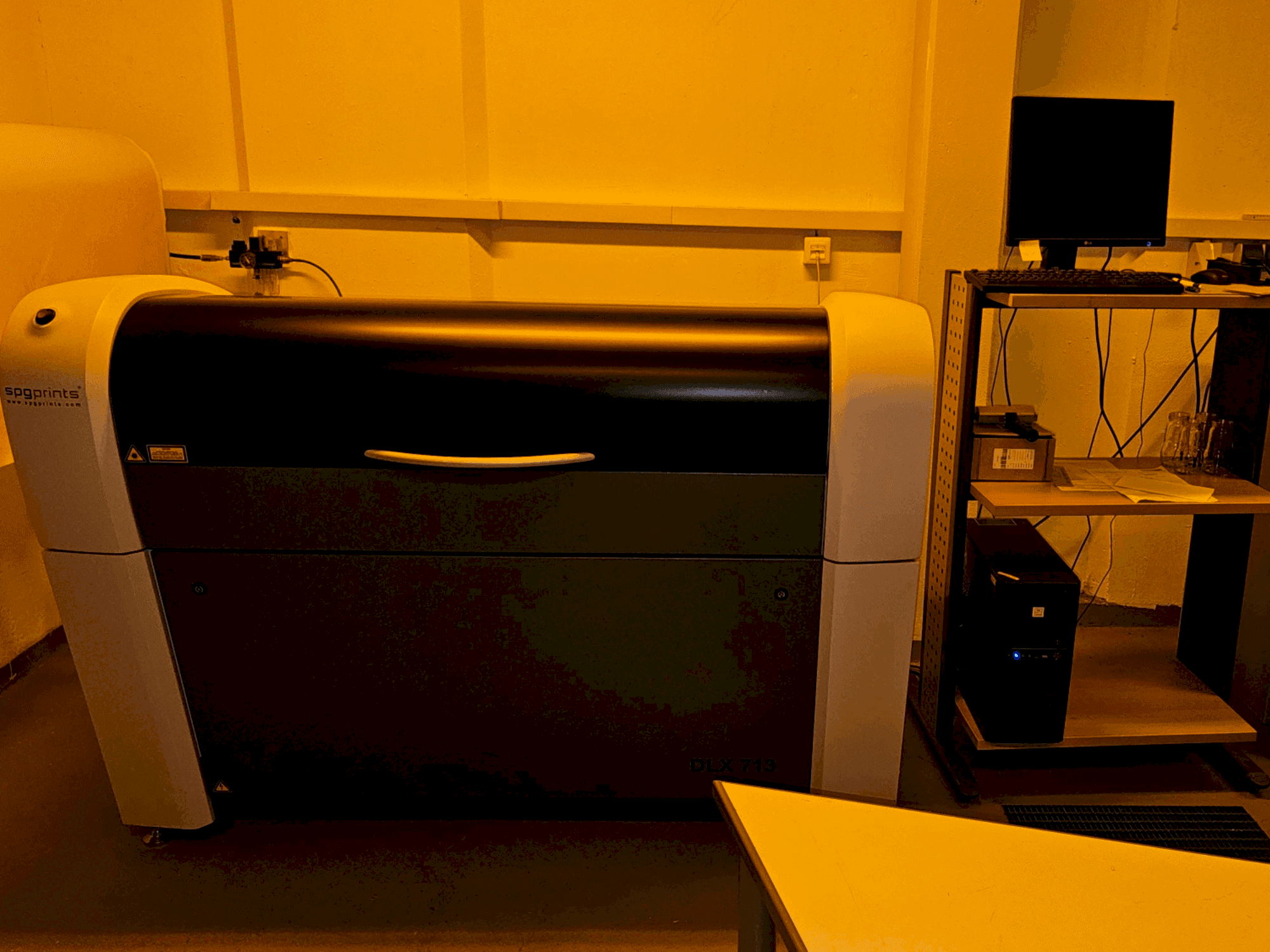 A SPGPrints DLX 713T gép elölnézete