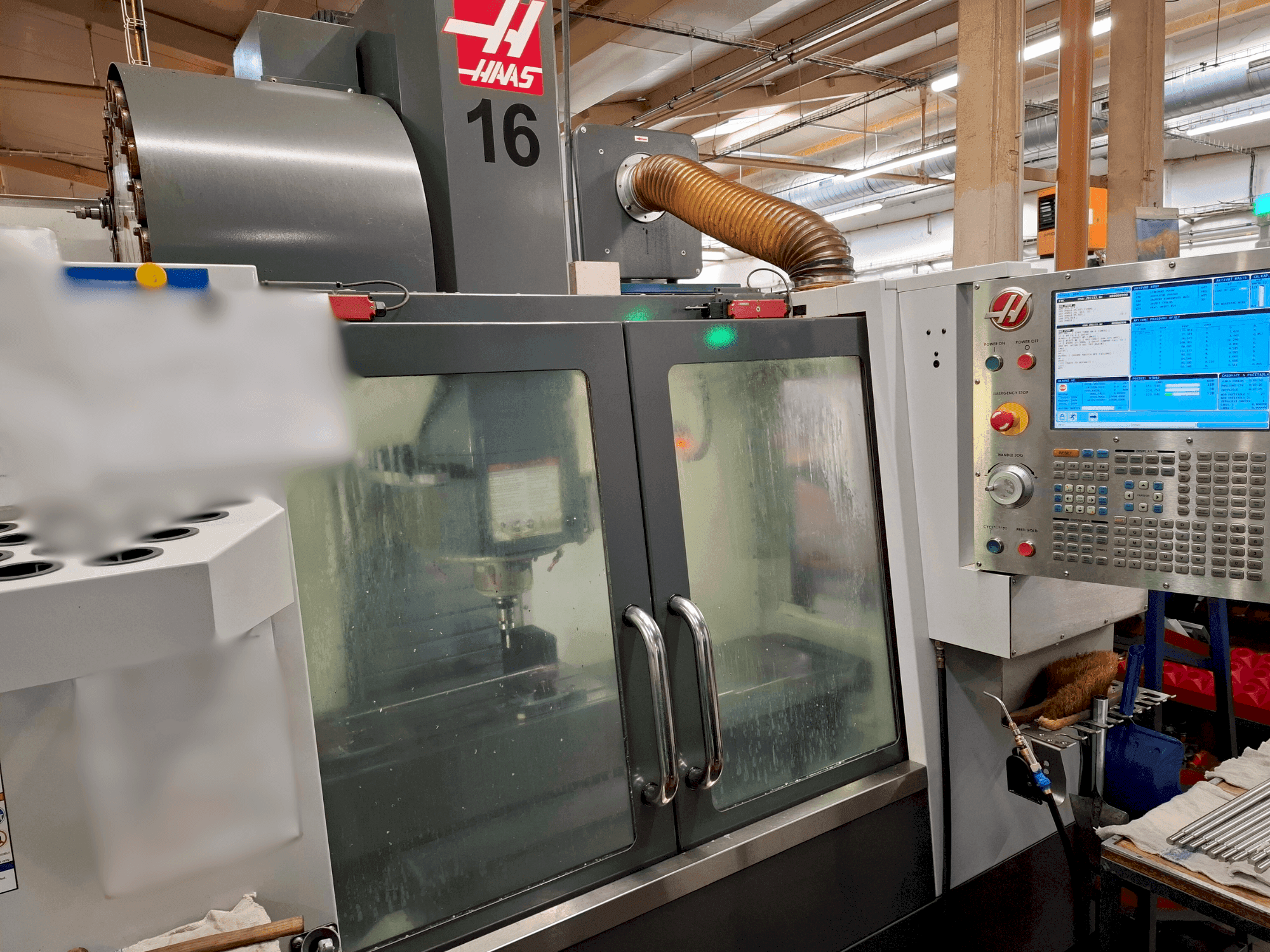 A HAAS VF-2SS gép elölnézete