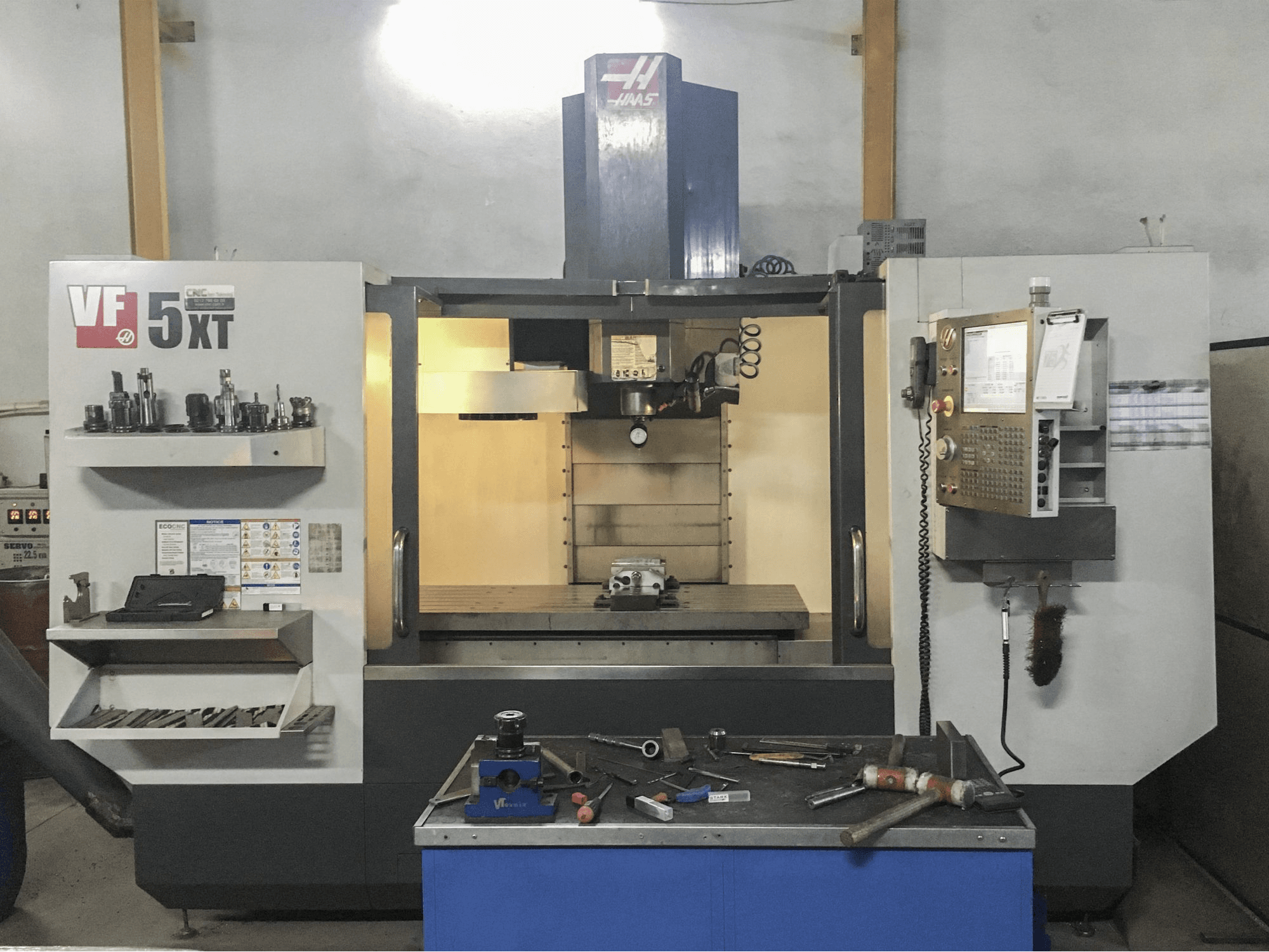 A HAAS VF-5/40XT gép elölnézete