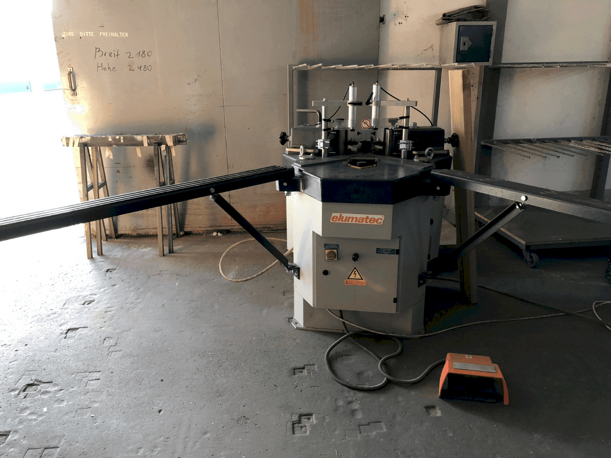 A Elumatec EP 124 gép elölnézete