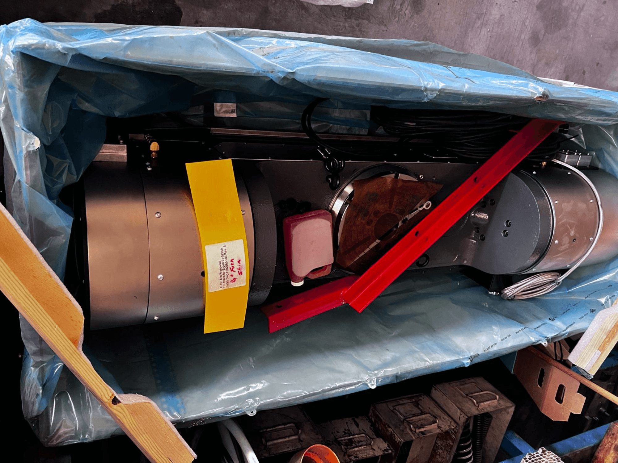 A csomagolásban részben látható motoros eszköz ezüstszínű külsővel, színes műszerekkel és piros tartómerevítővel rendelkezik.