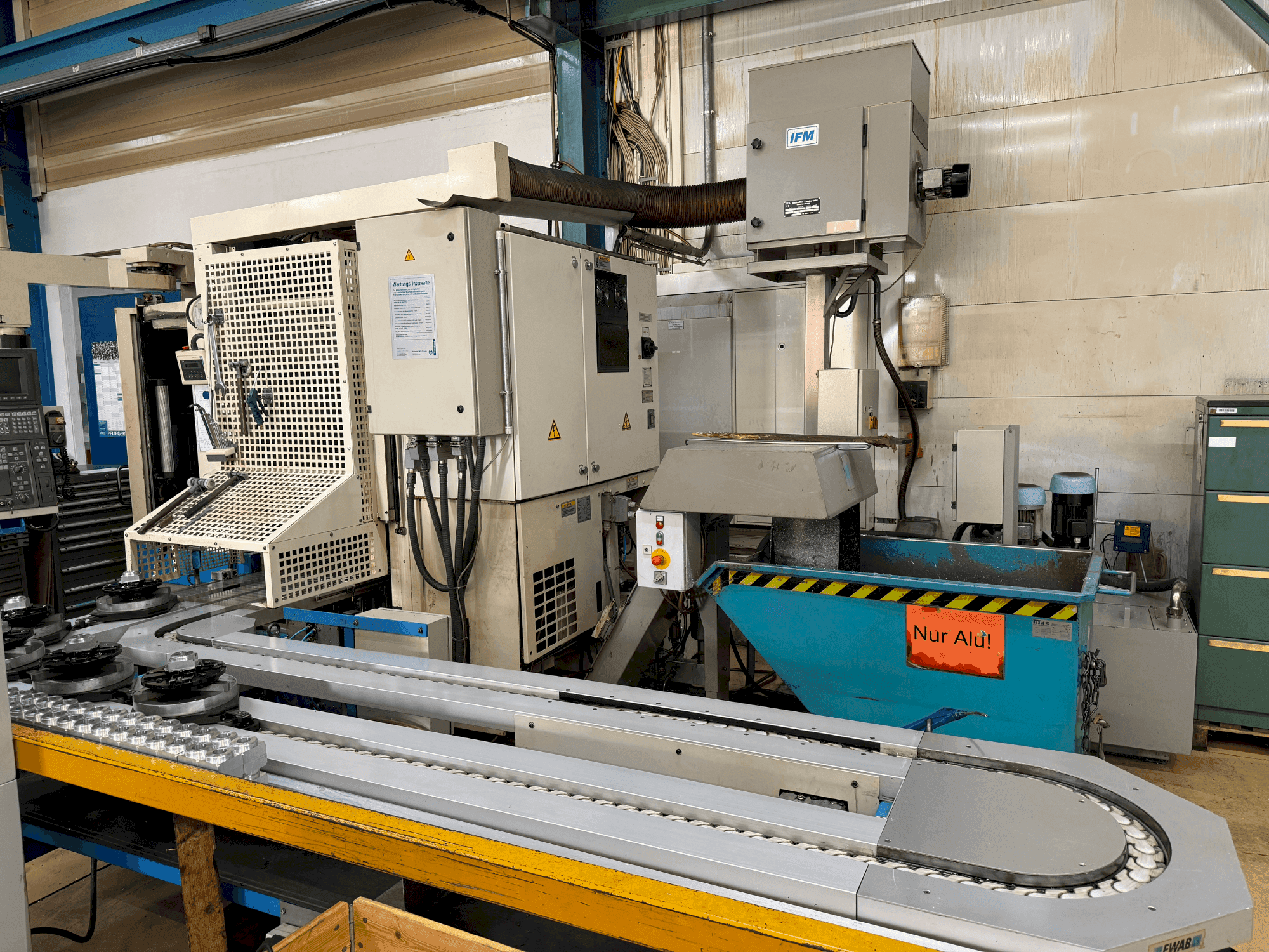 A Okuma 2003 gép elölnézete