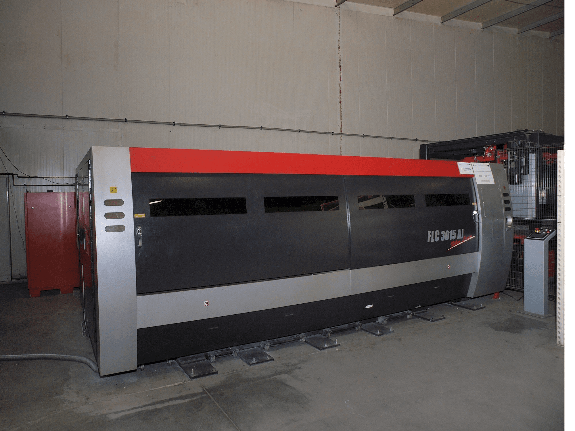 A AMADA LC-3015 AJ 2kW Fiber laser gép elölnézete